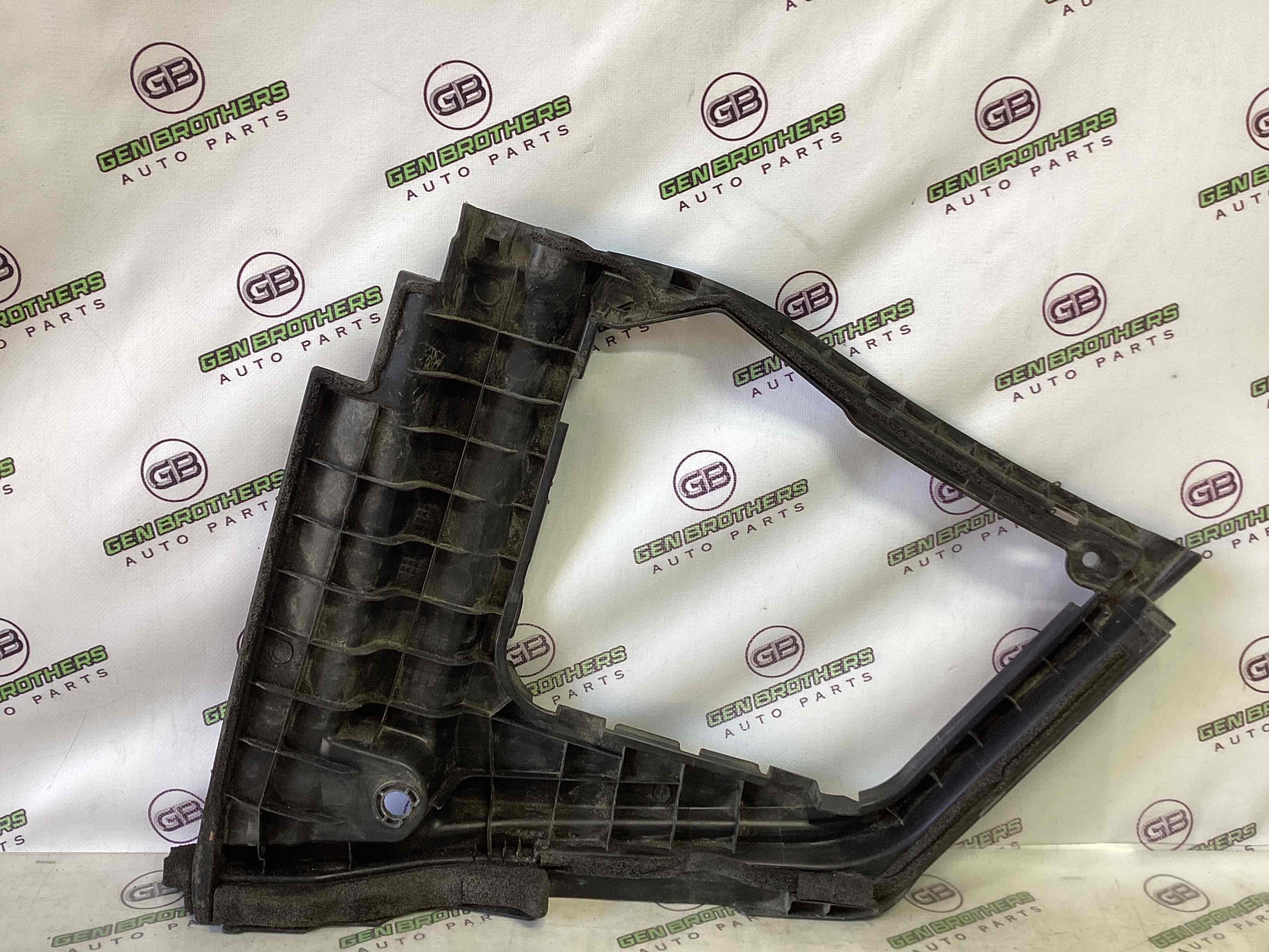 Пластик моторного відсіку