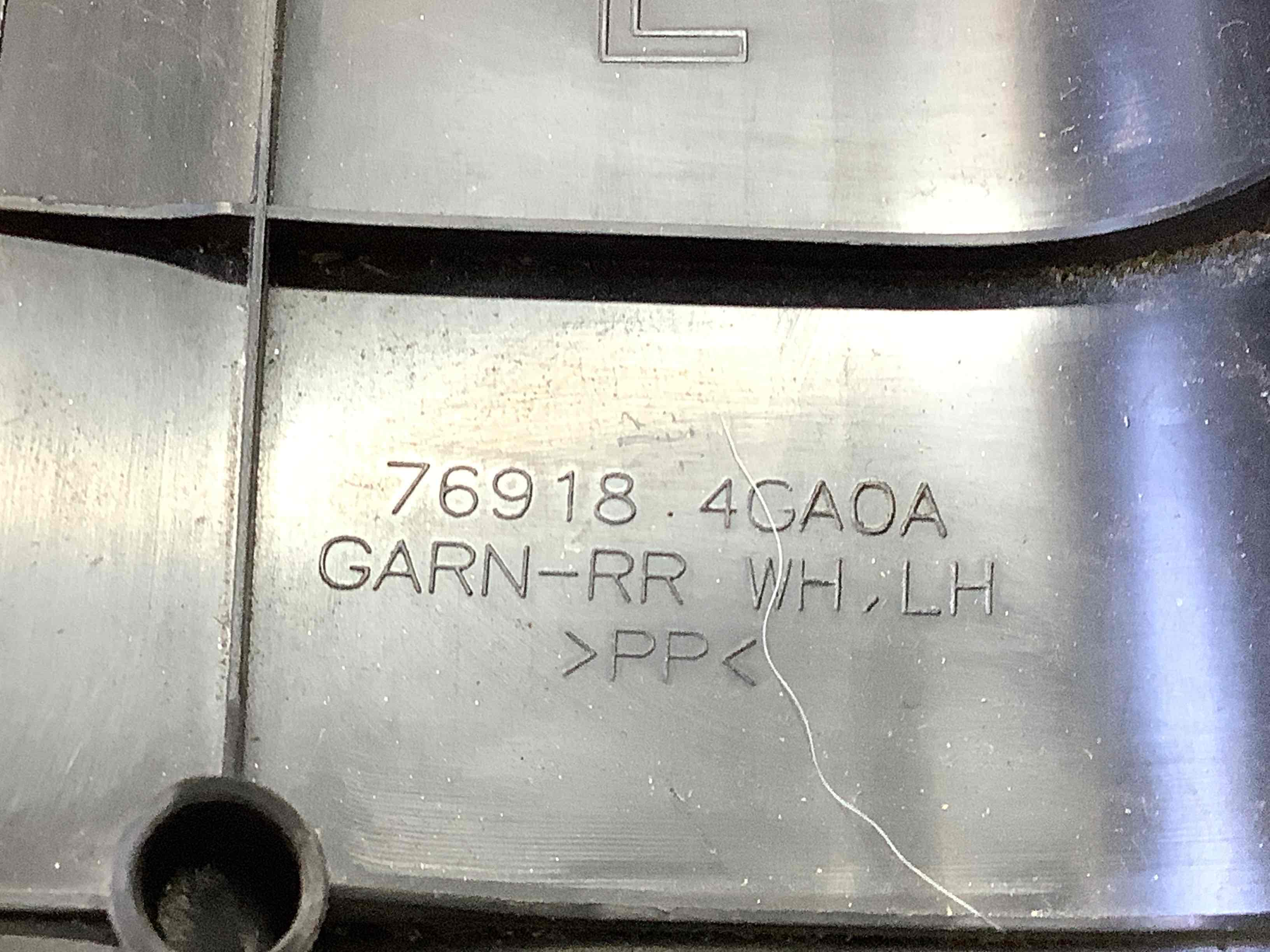 Обшивка задньої стійки ліва