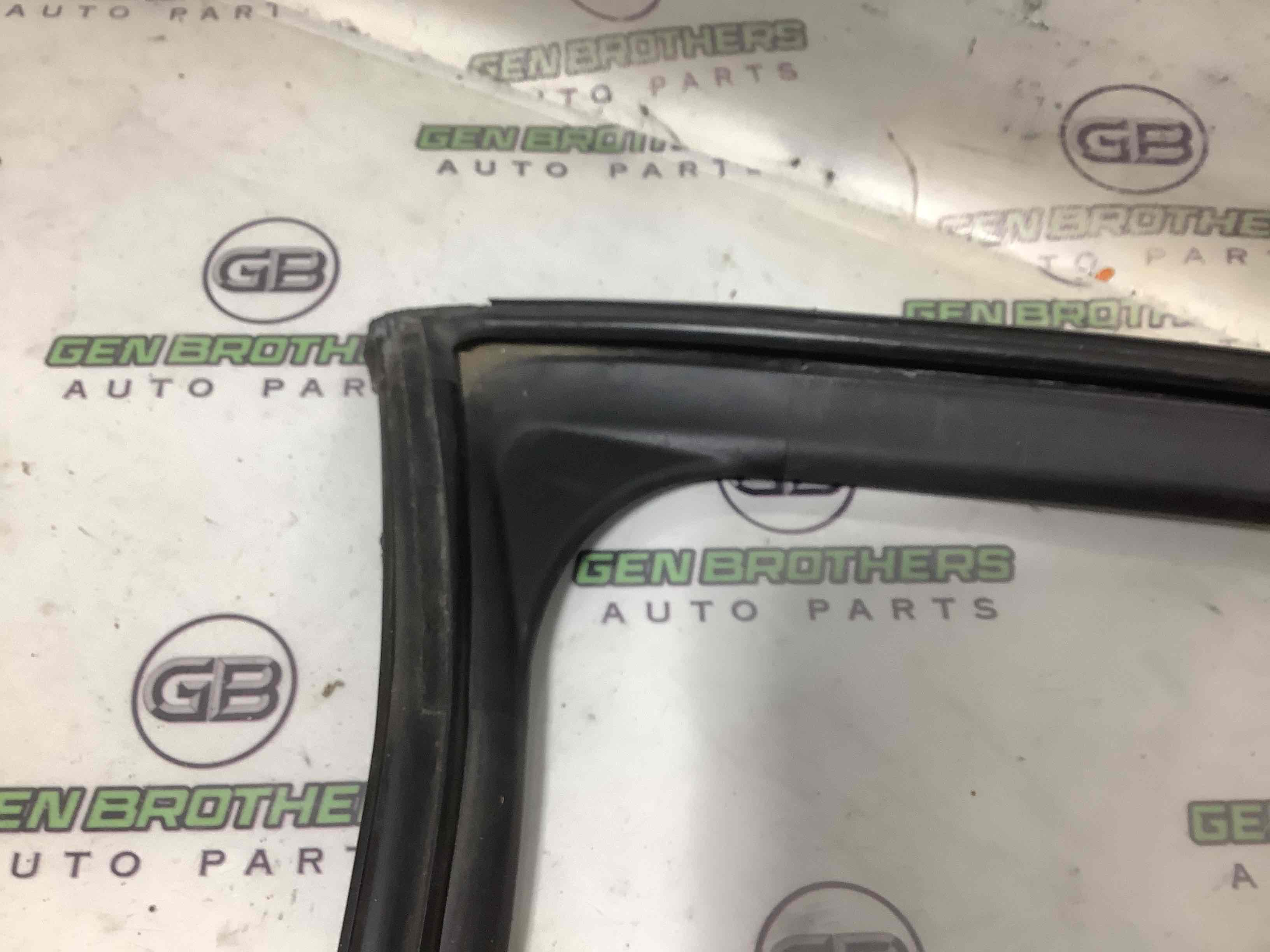 Ущільнювач скла, двері