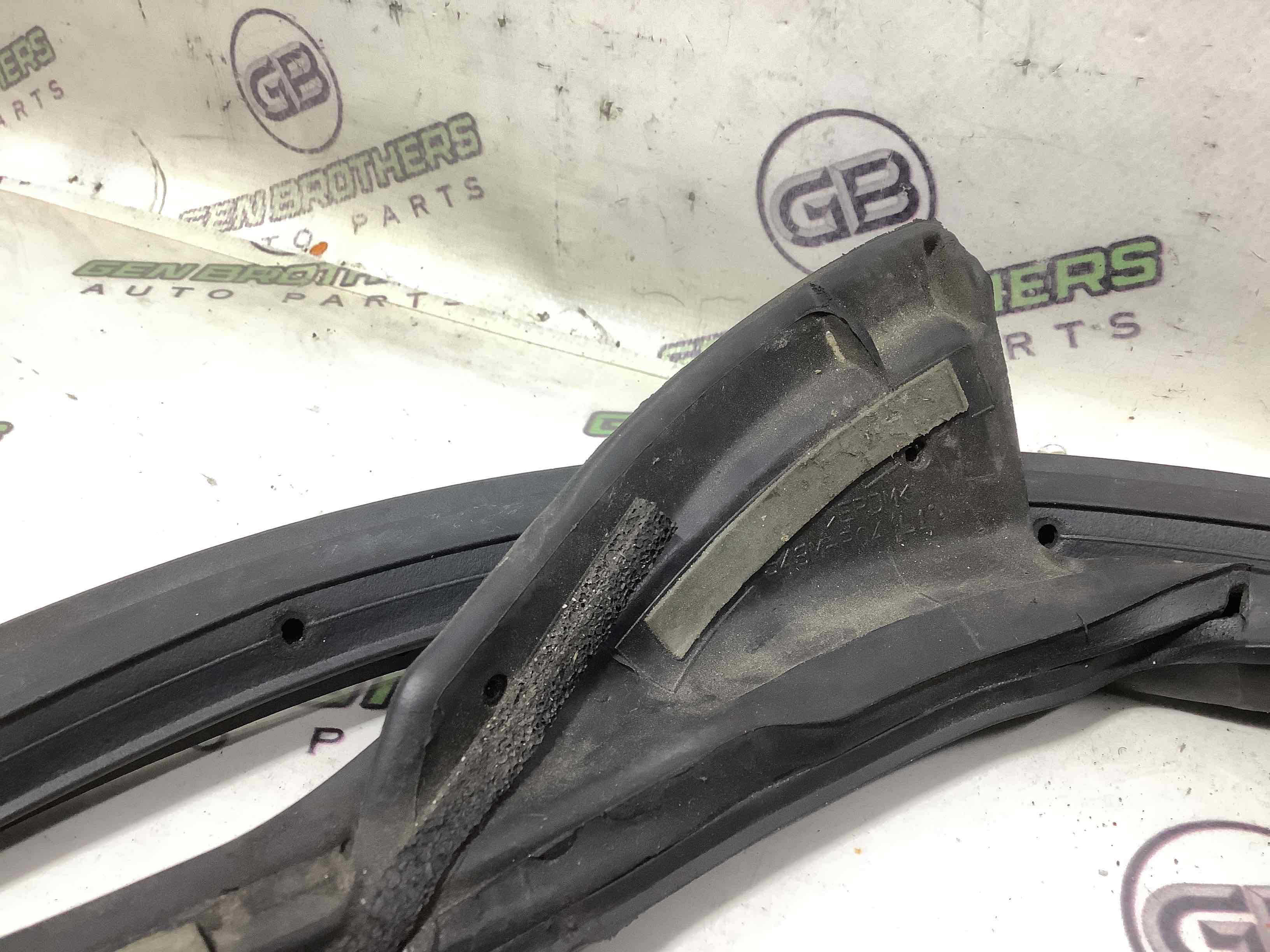 Ущільнювач скла, двері