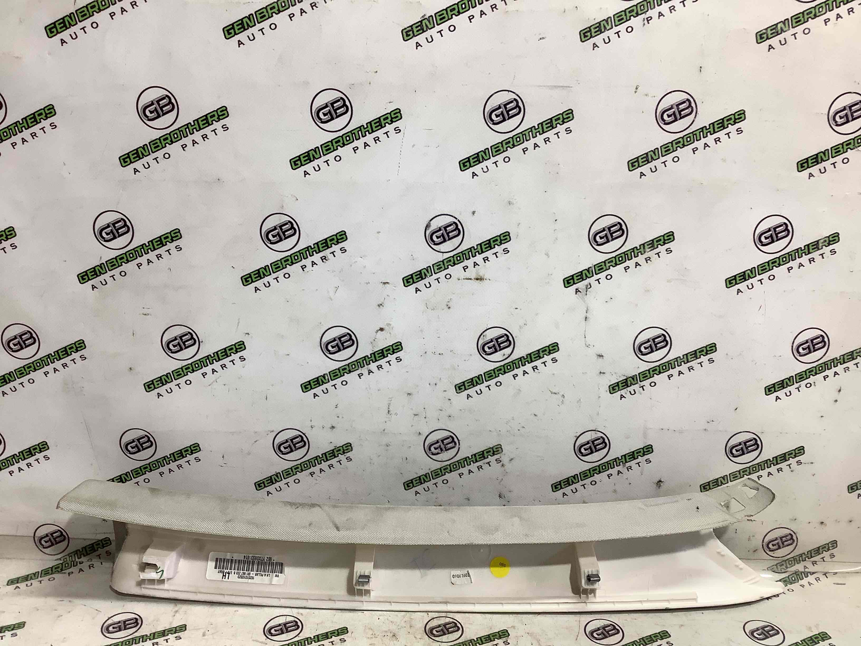 Обшивка передньої стійки ліва