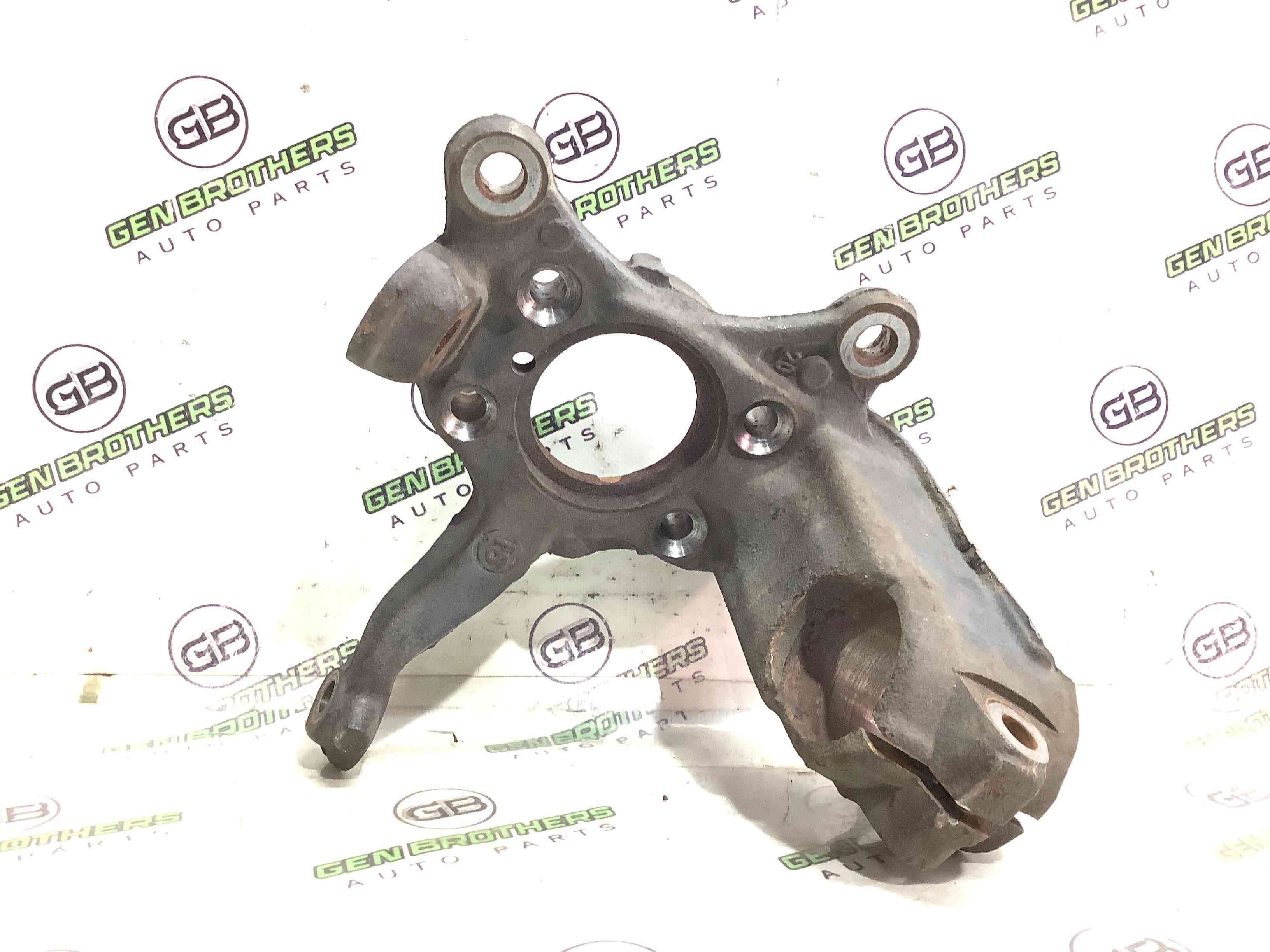 Кулак поворотний правий