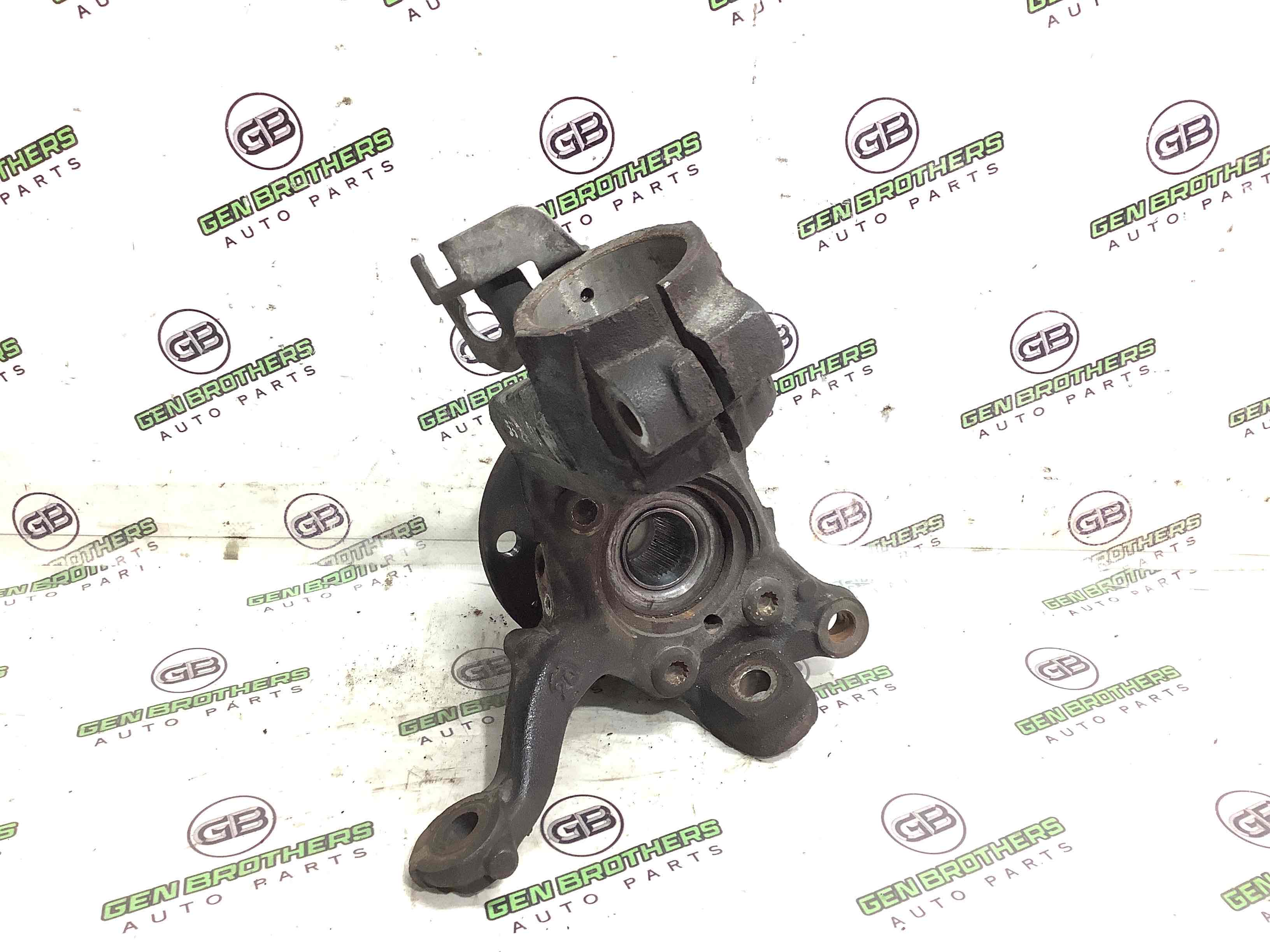 Кулак поворотний лівий