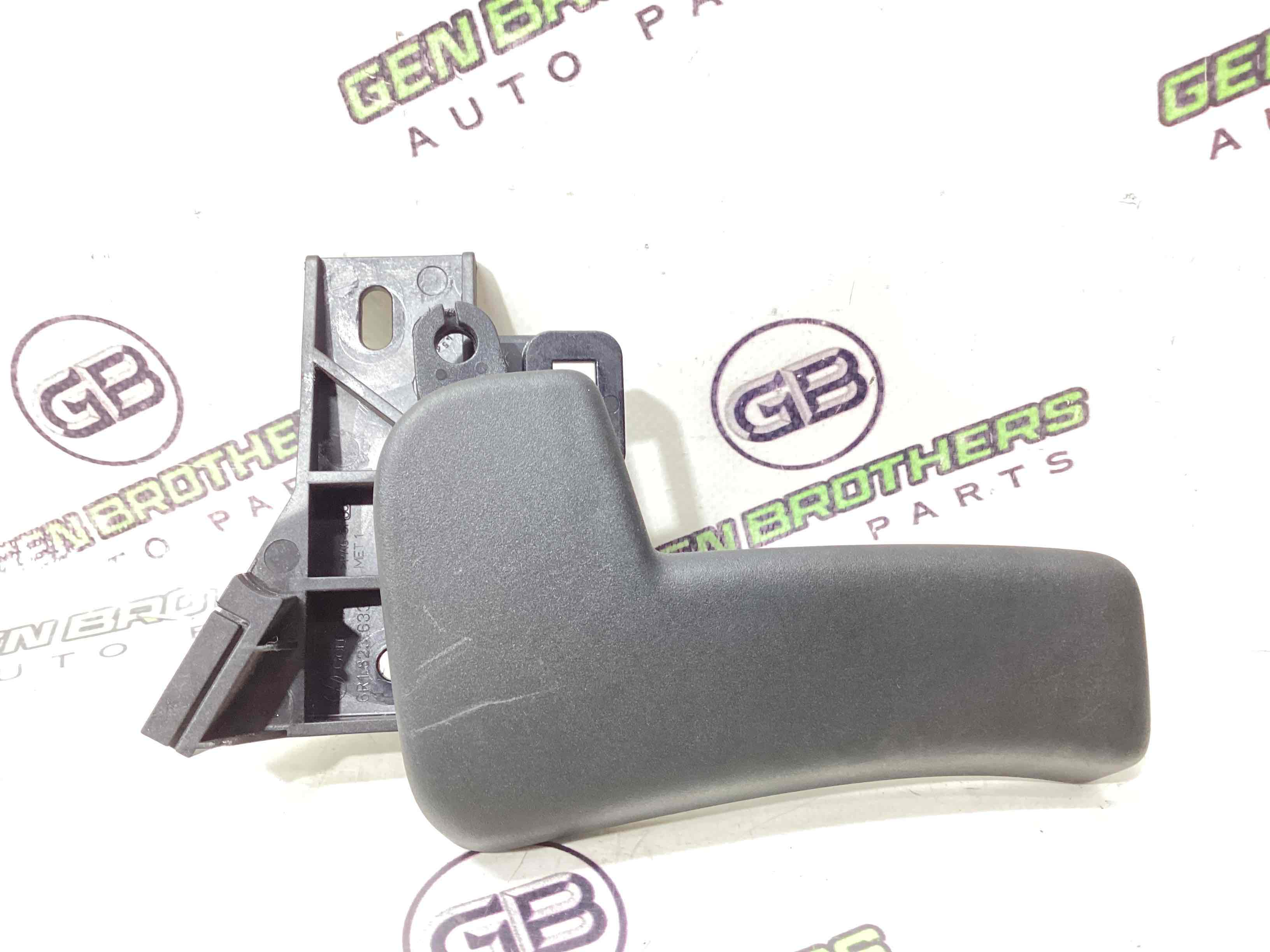 Ручка відкривання капота