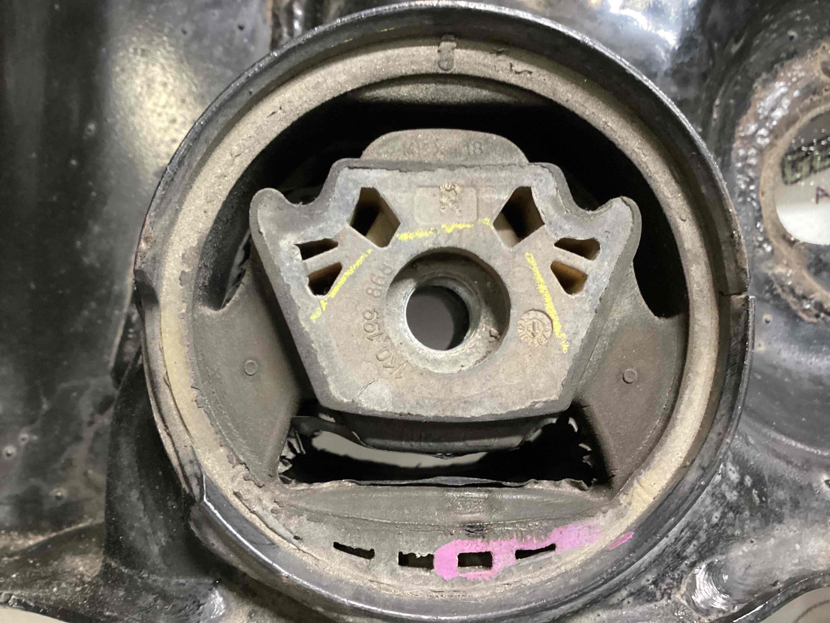 Балка підвіски передня підрамник