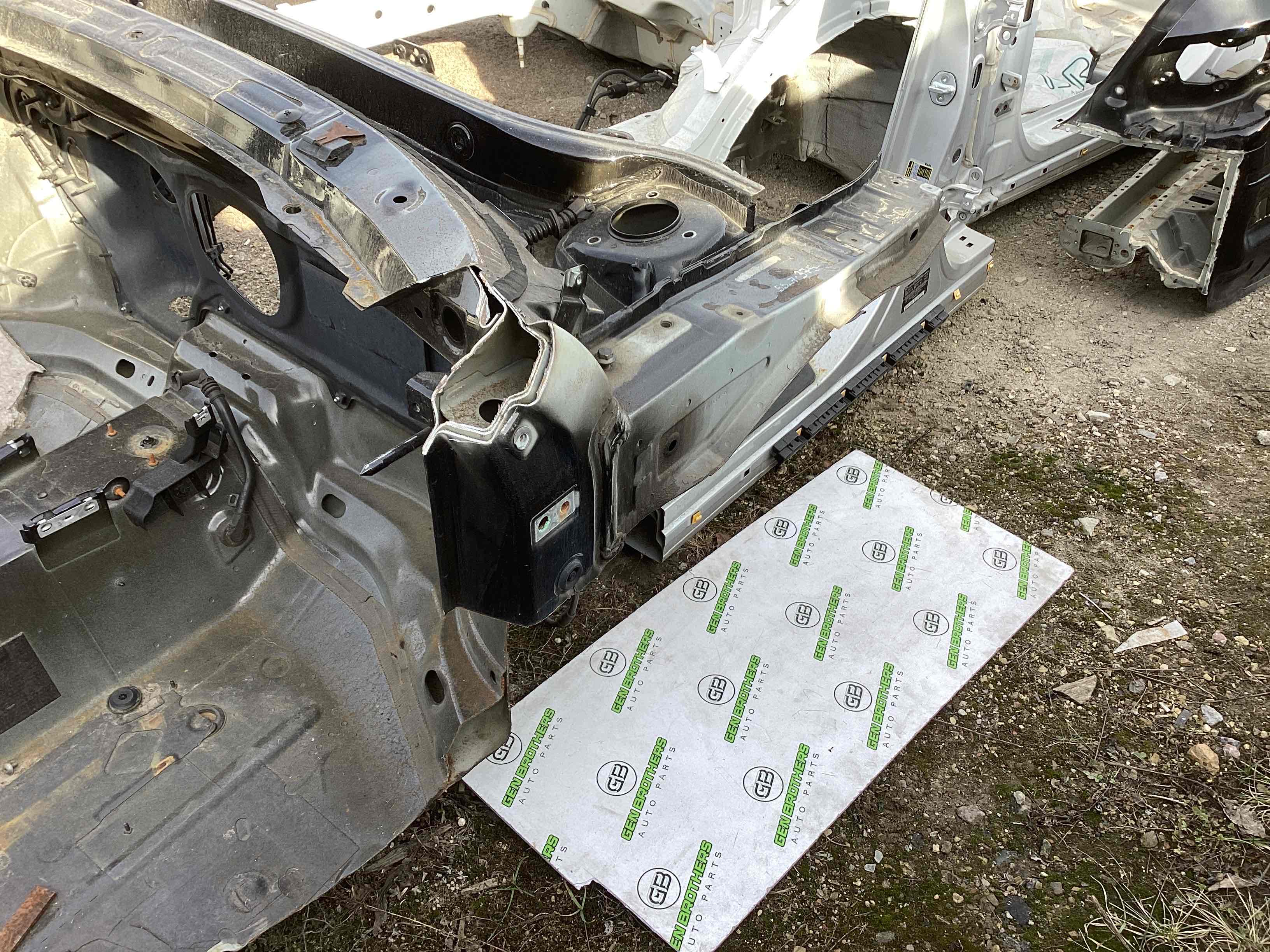 Чверть передня права