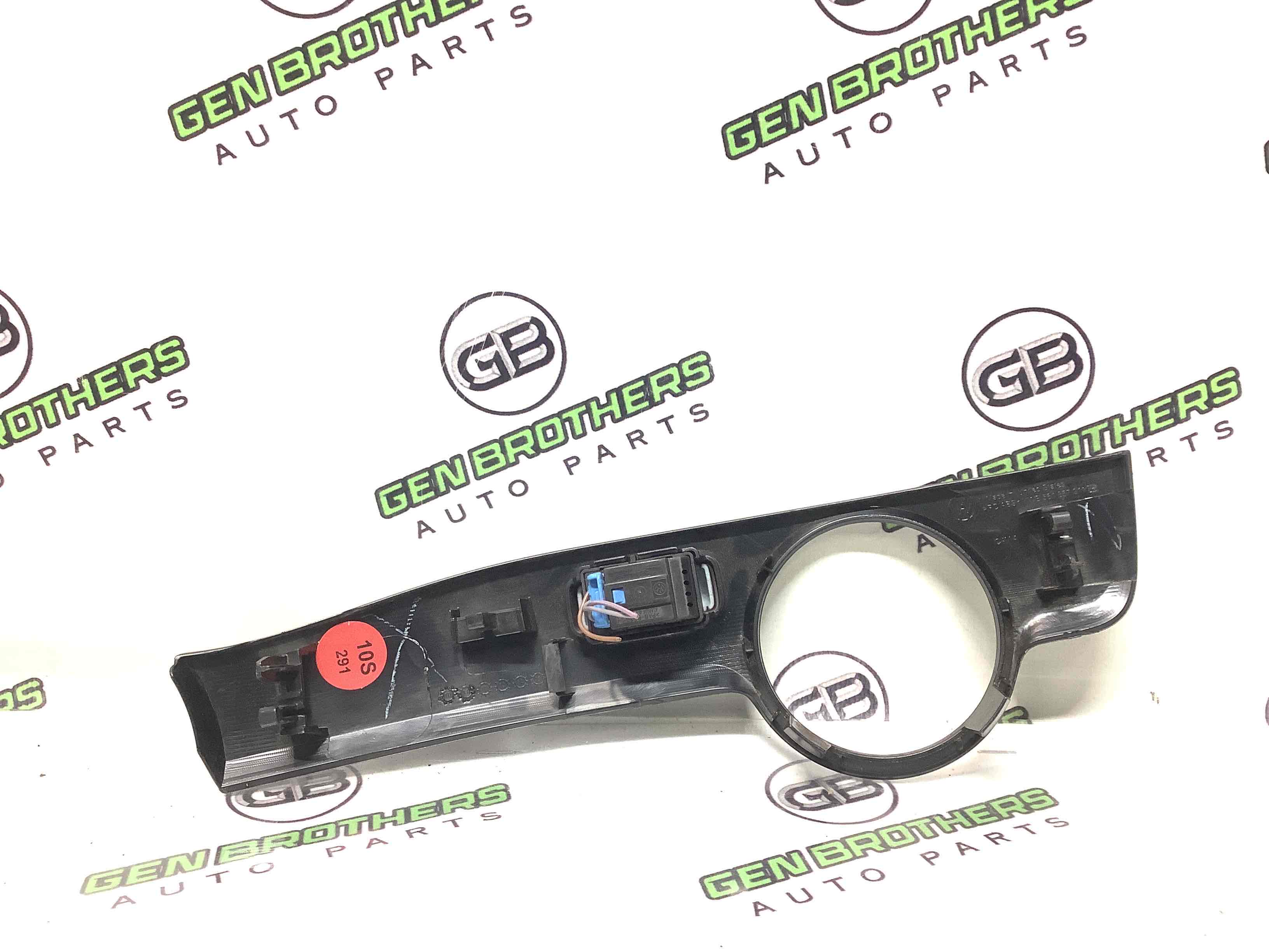 Обшивка панелі приладів торпедо