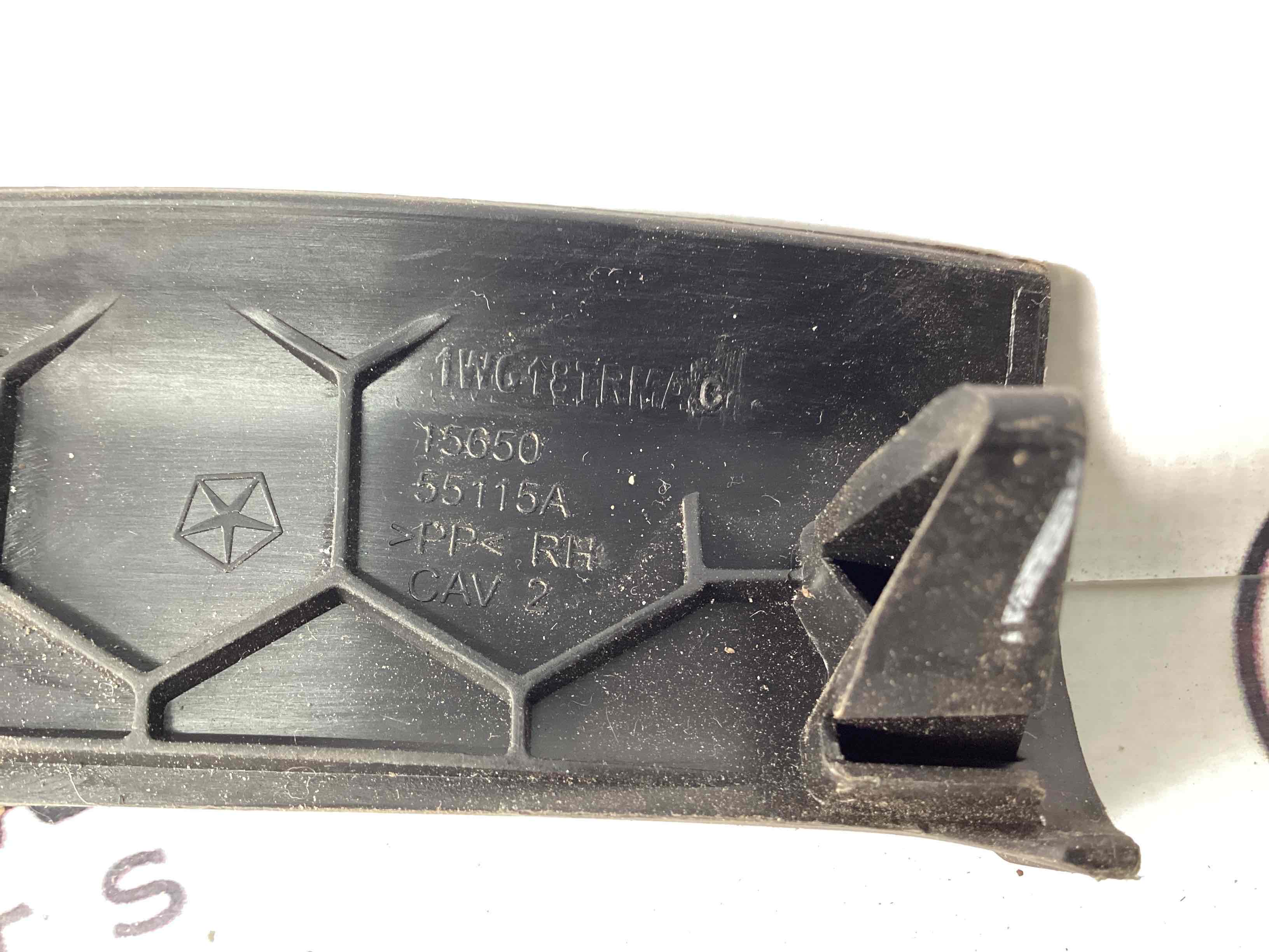 Обшивка передньої стійки права