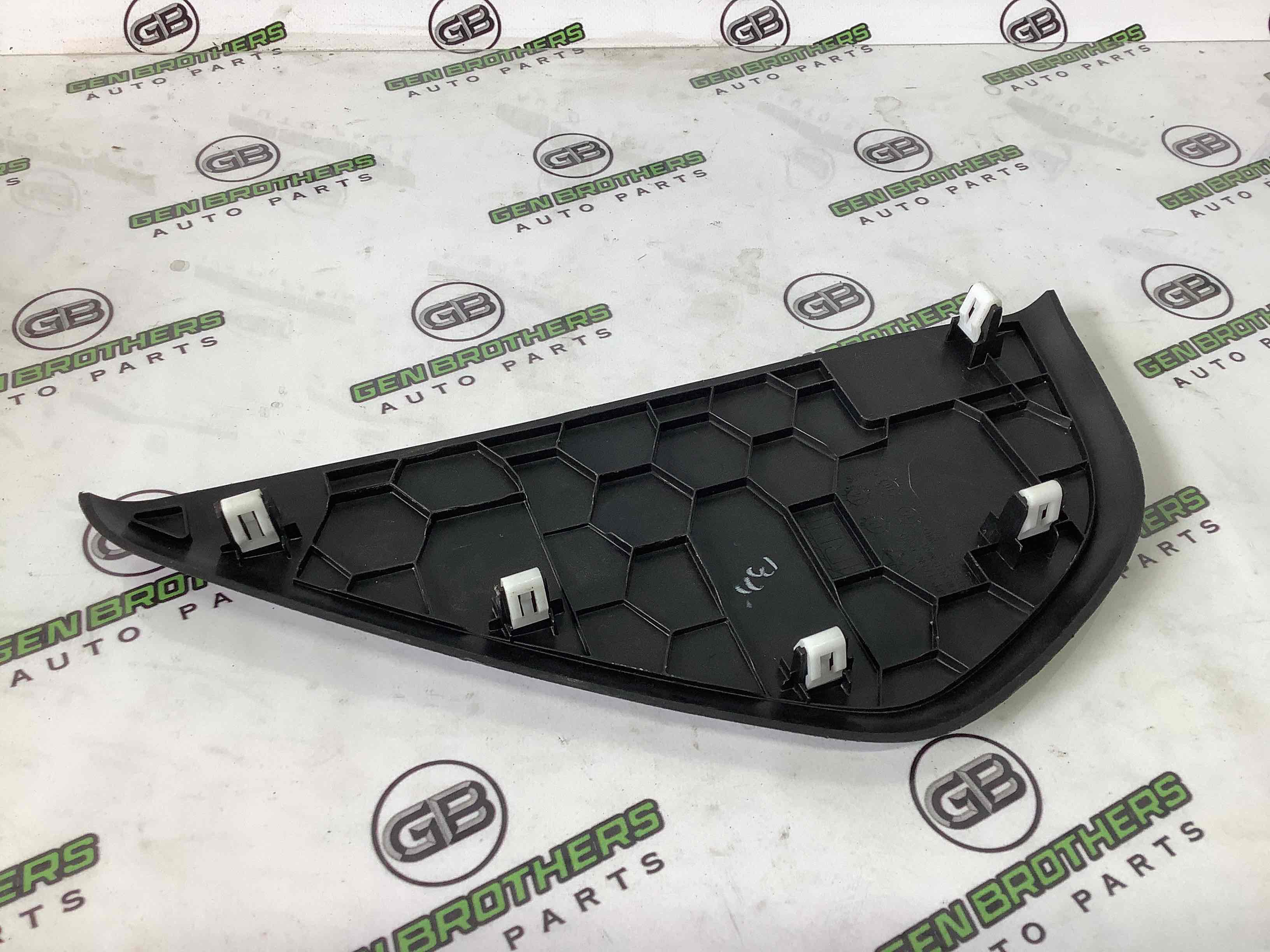 Обшивка панелі приладів торпедо