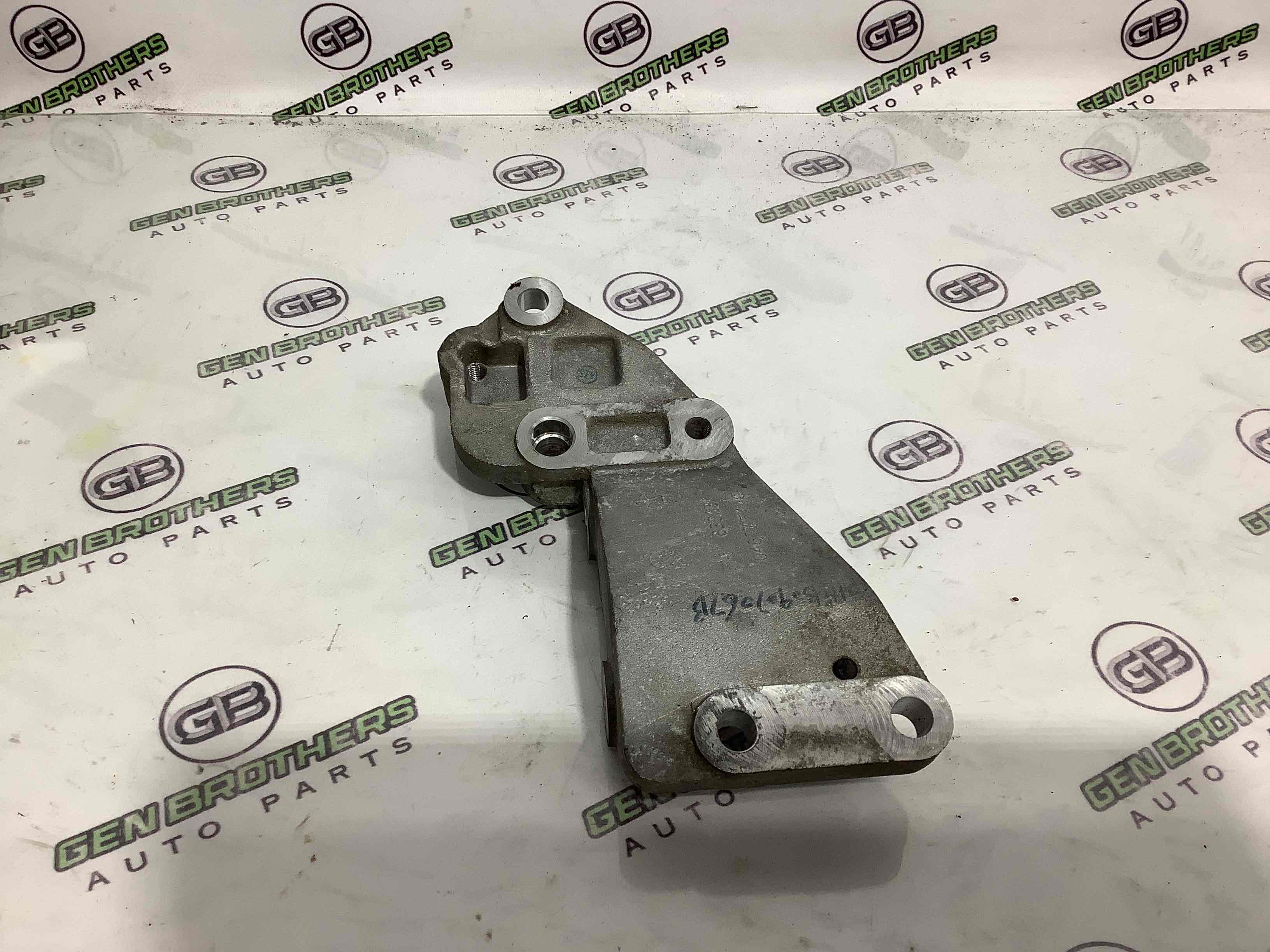 Генератор, кронштейн генератора