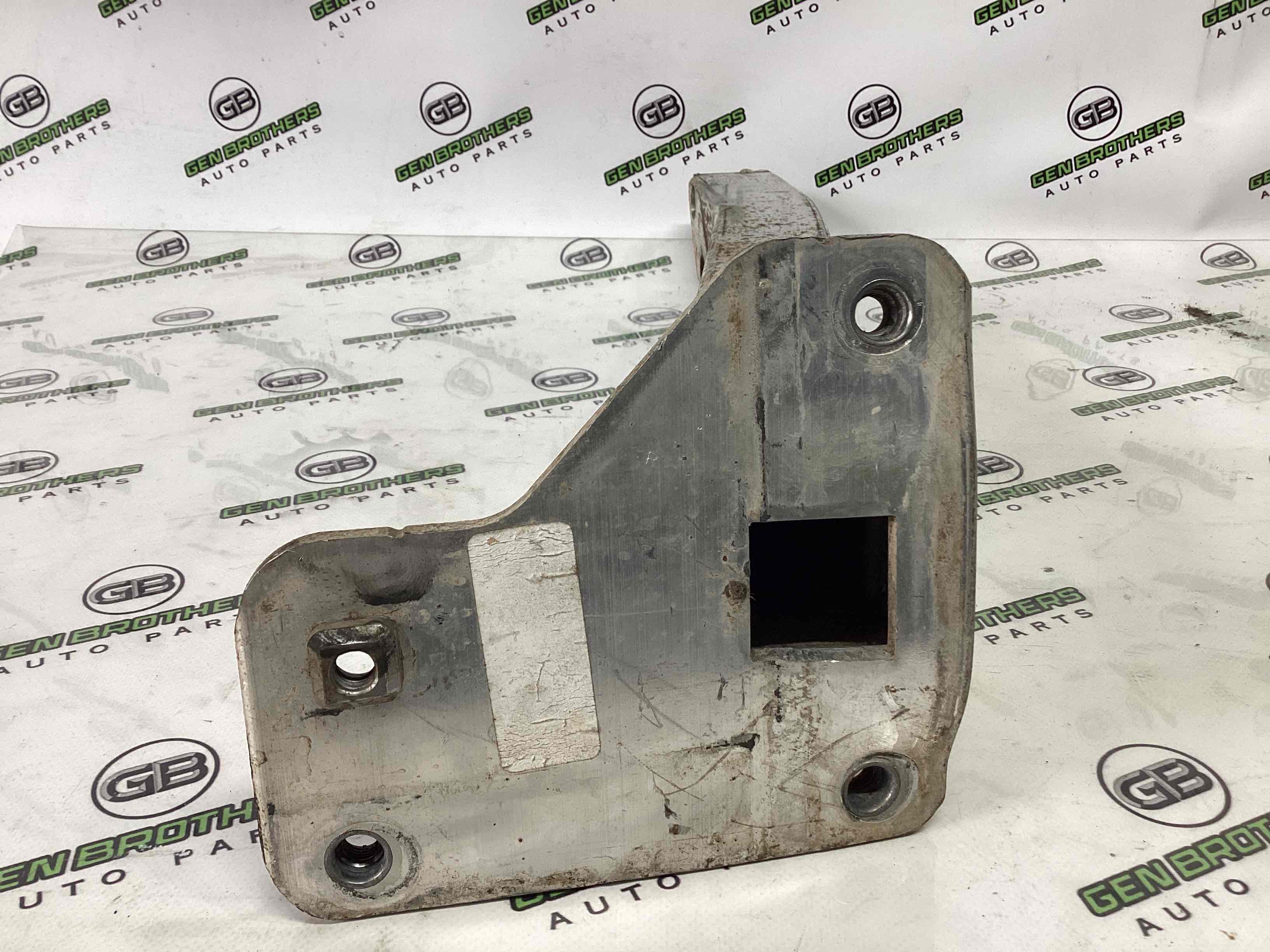 Підсилювач бампера переднього