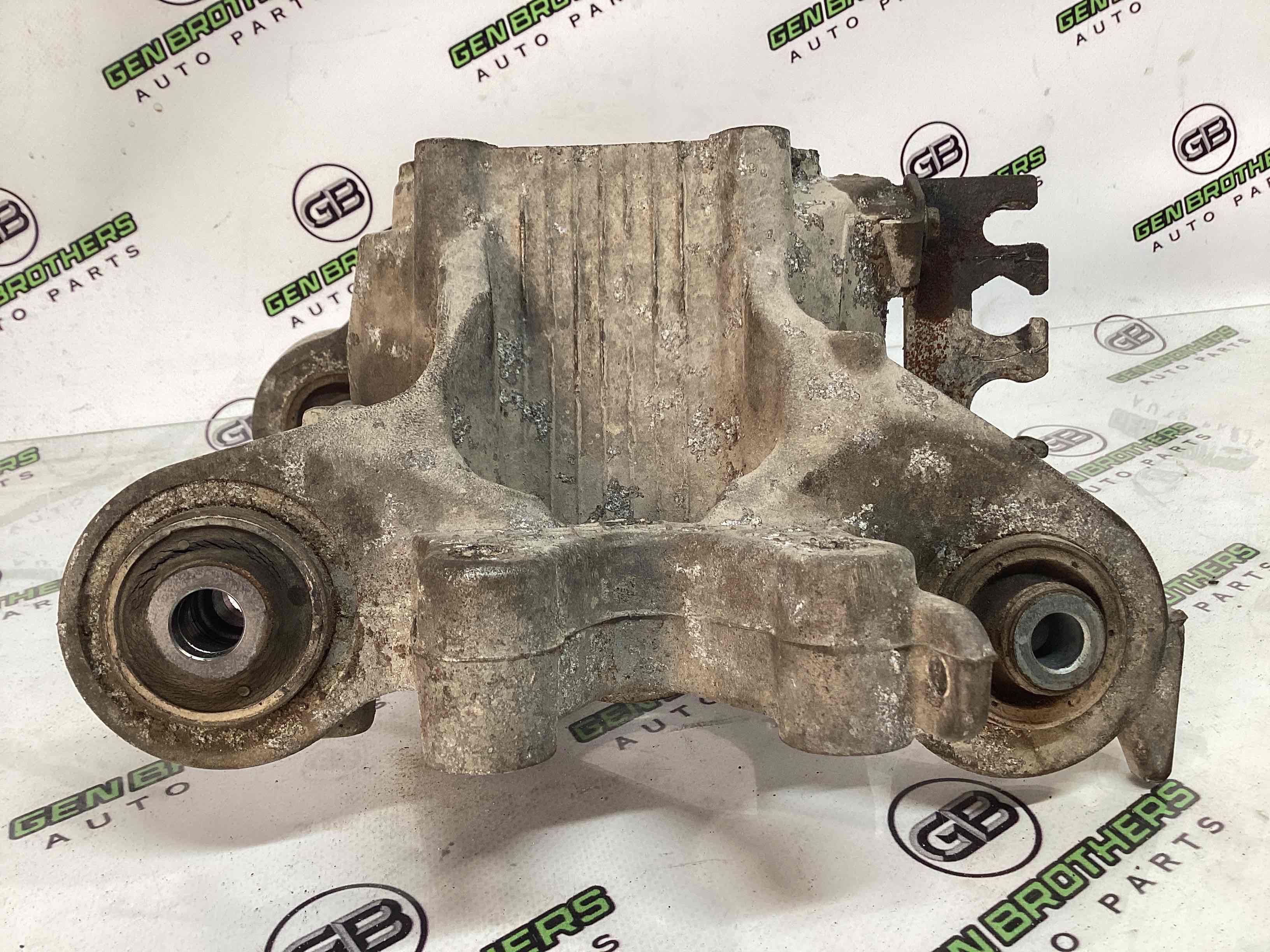 Кулак задній правий