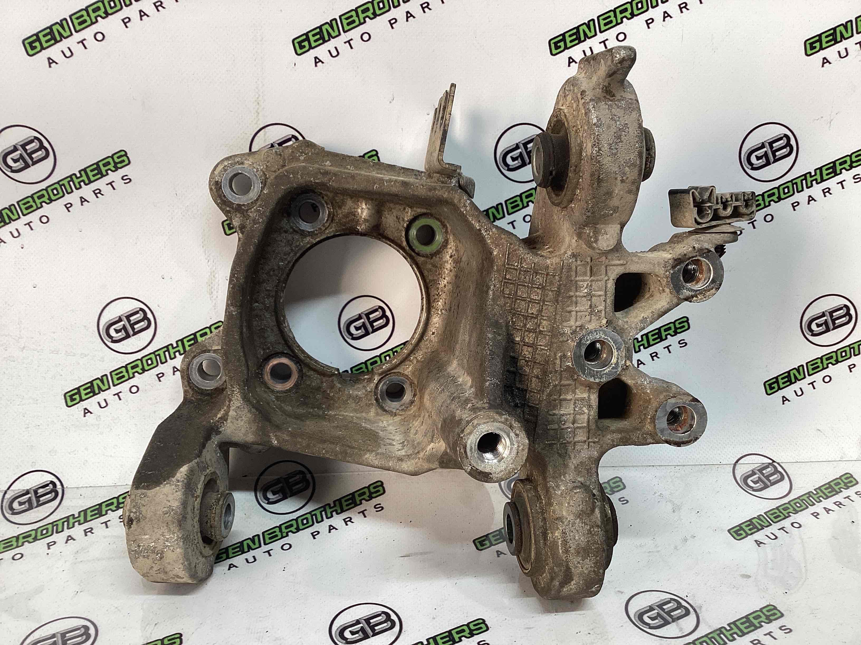 Кулак задній лівий