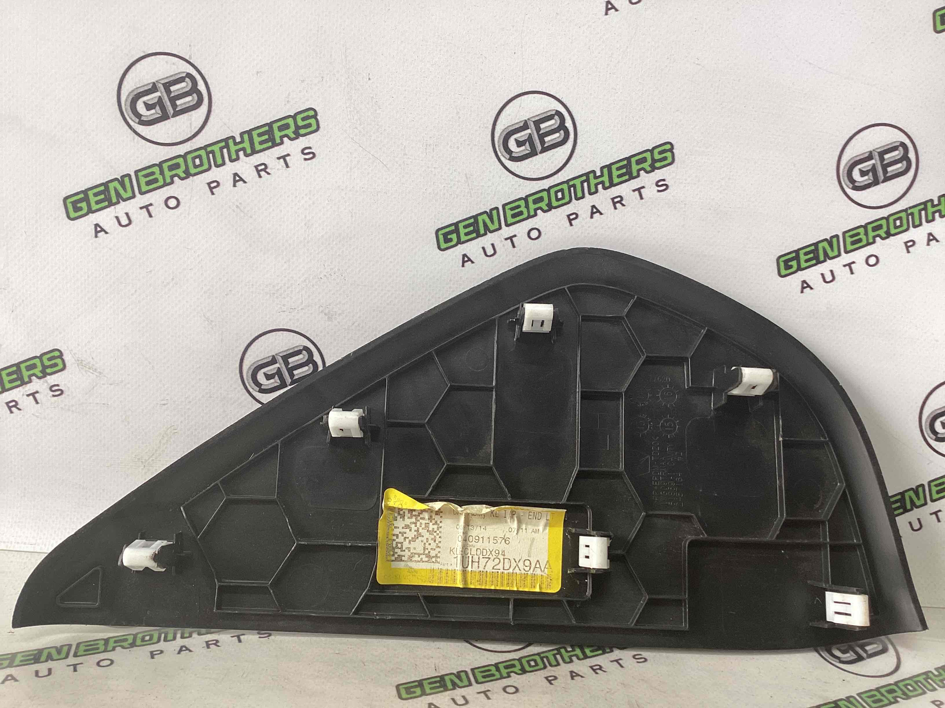 Обшивка панелі приладів торпедо