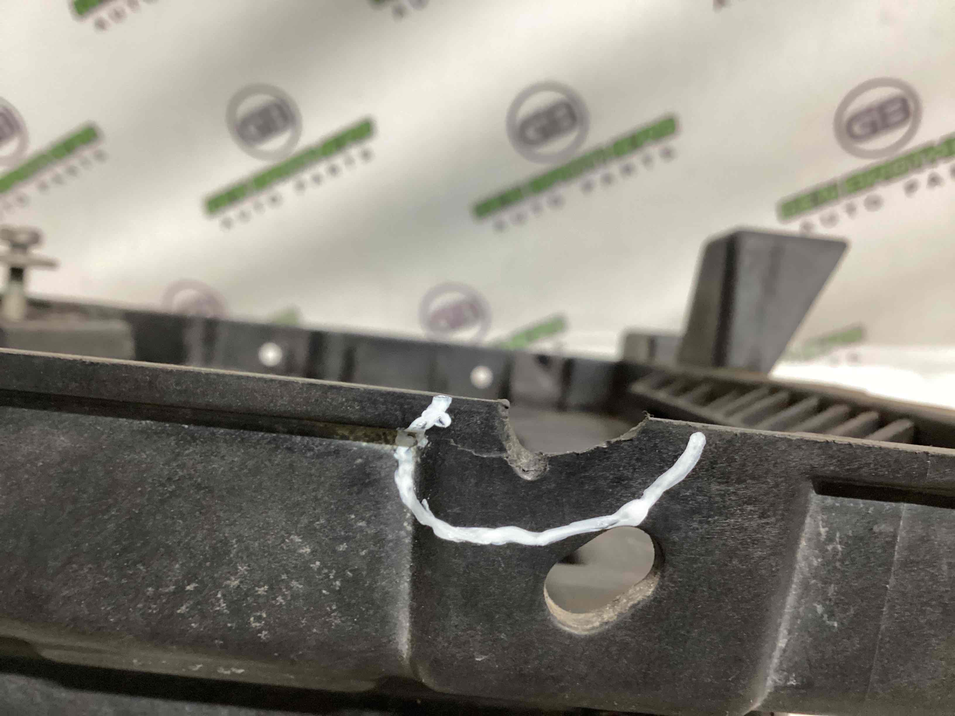 Полиця акумулятора, кришка, кріплення майданчик АКБ