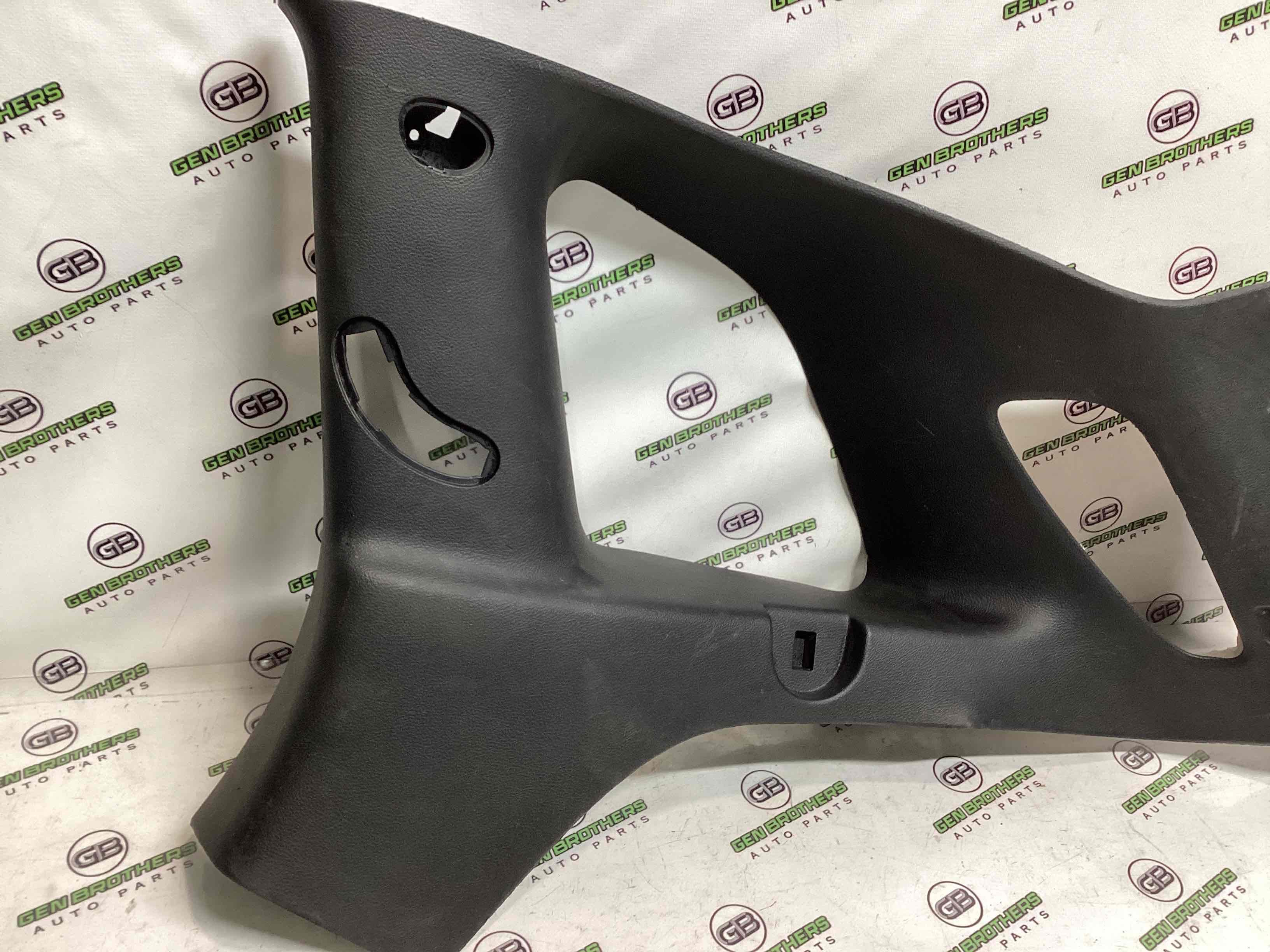 Обшивка задньої стійки права