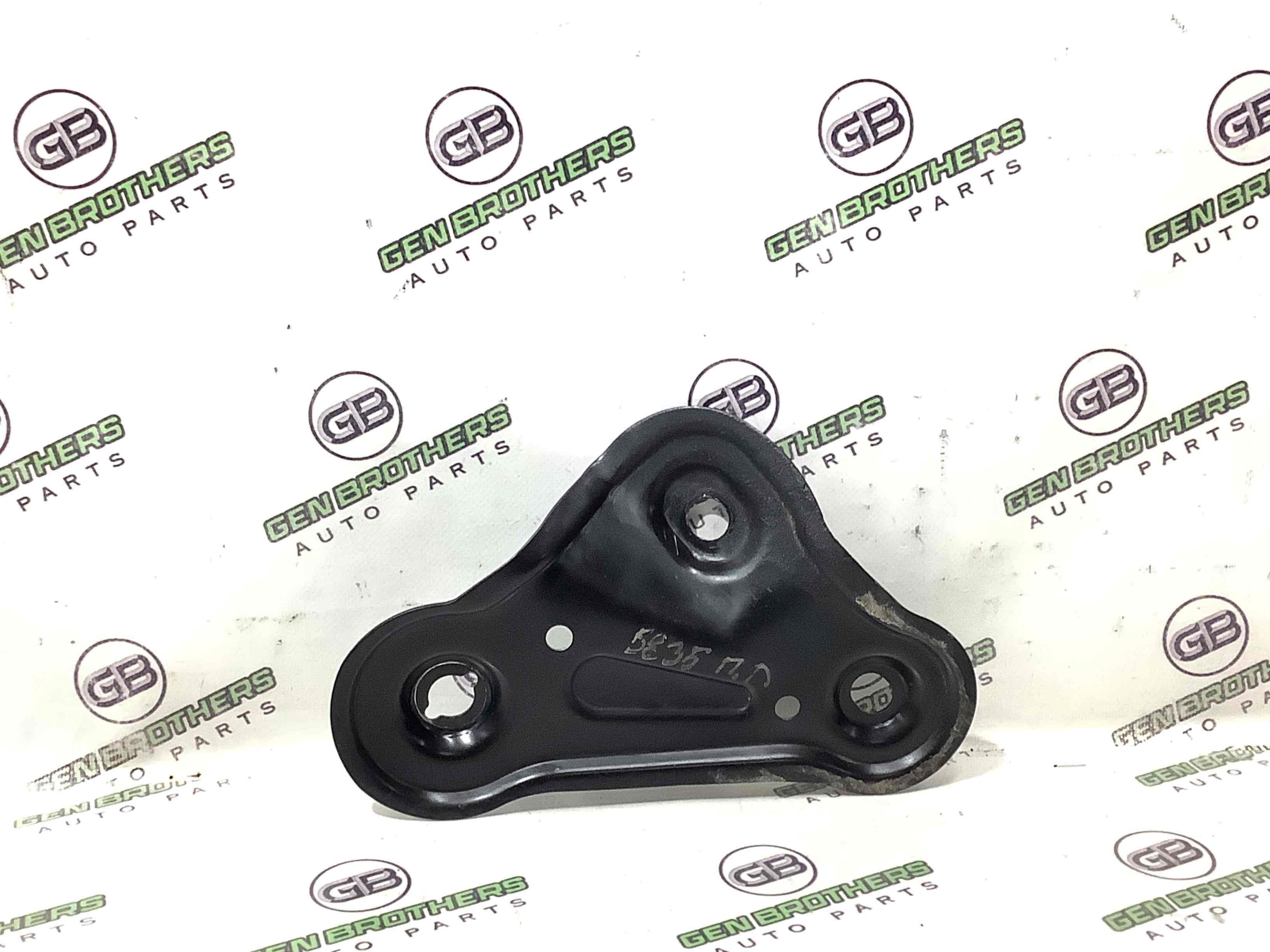 Кронштейн переднього підрамника