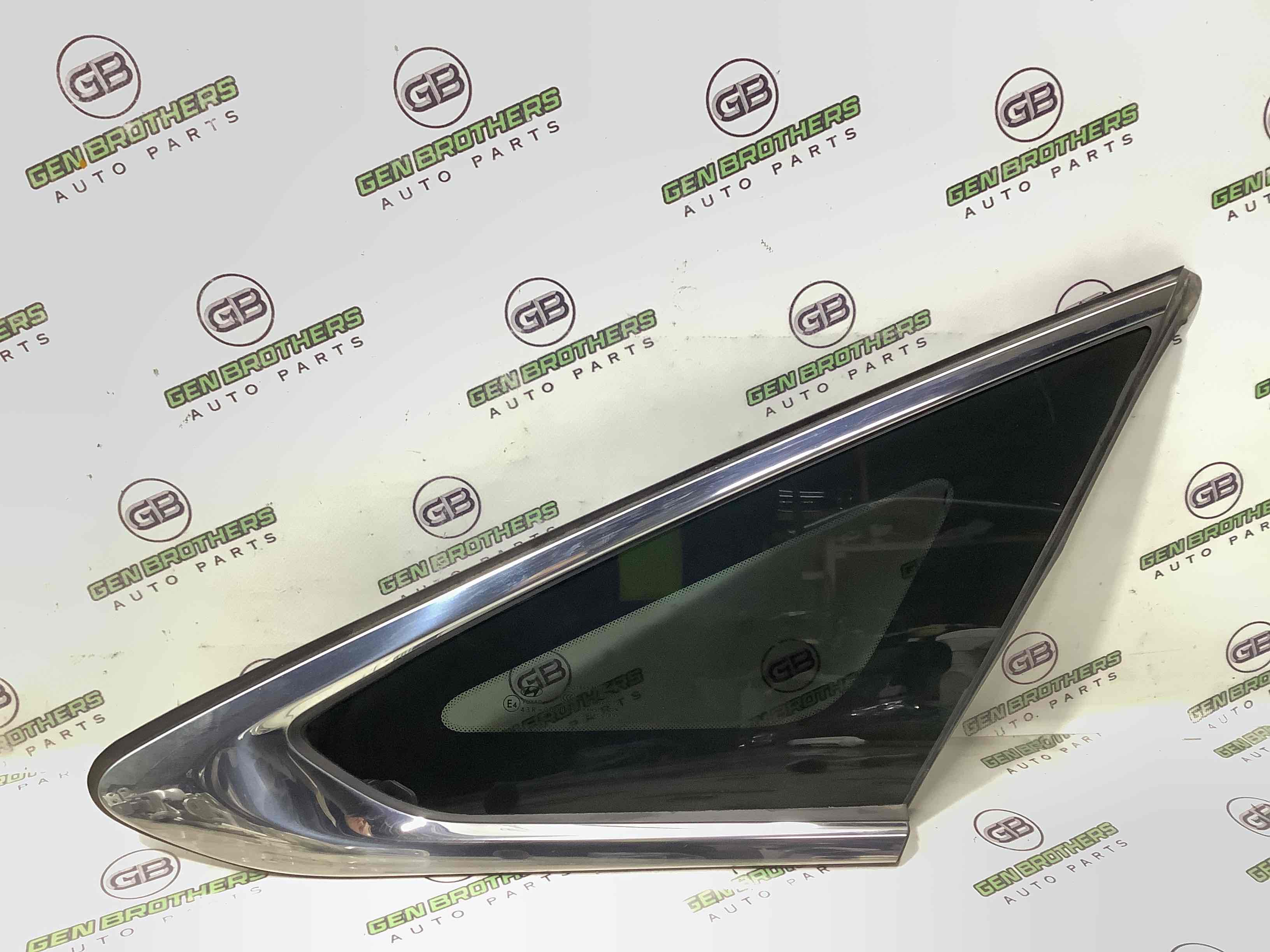 Скло кузовне бічне праве