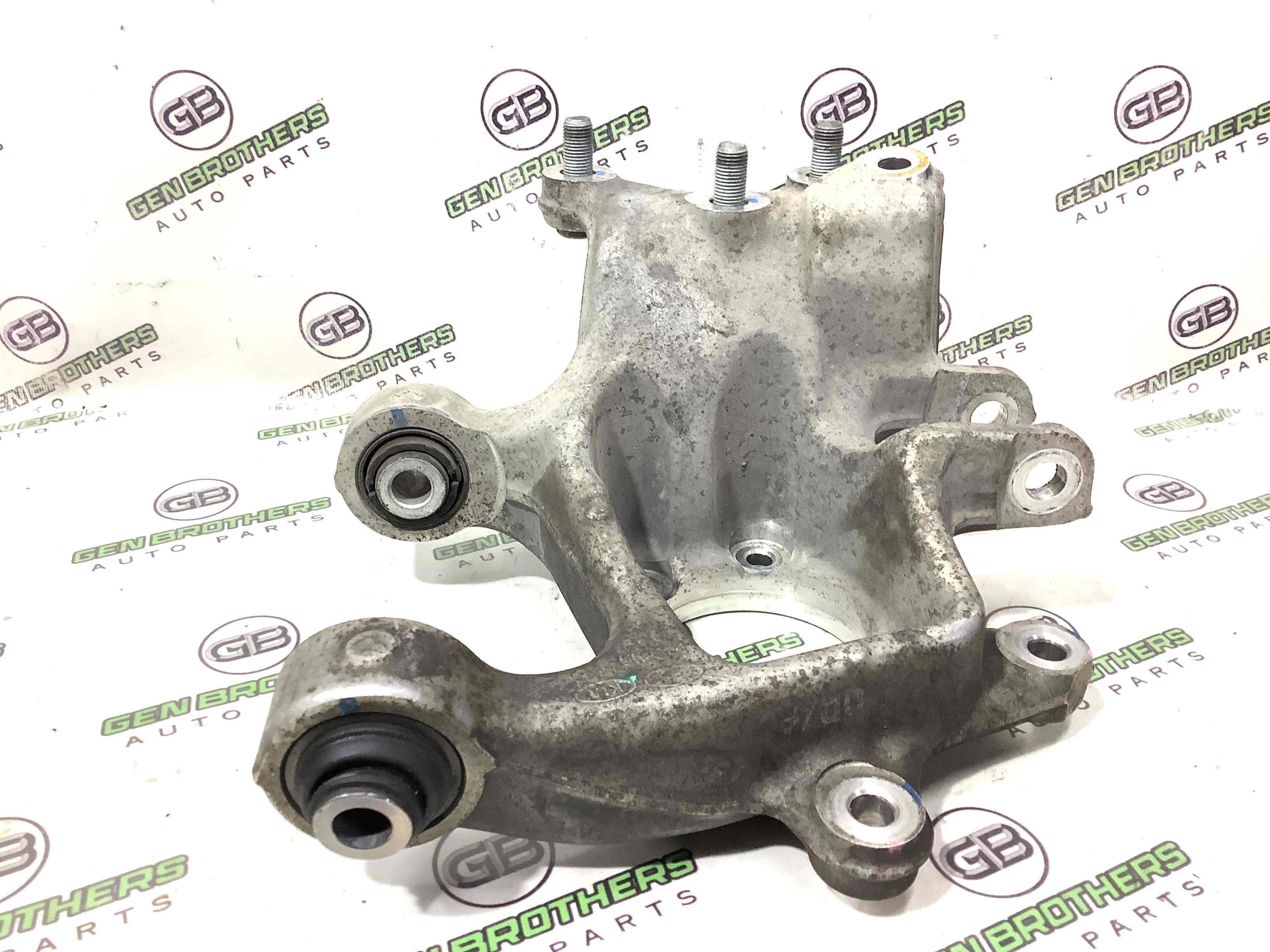 Кулак задній правий