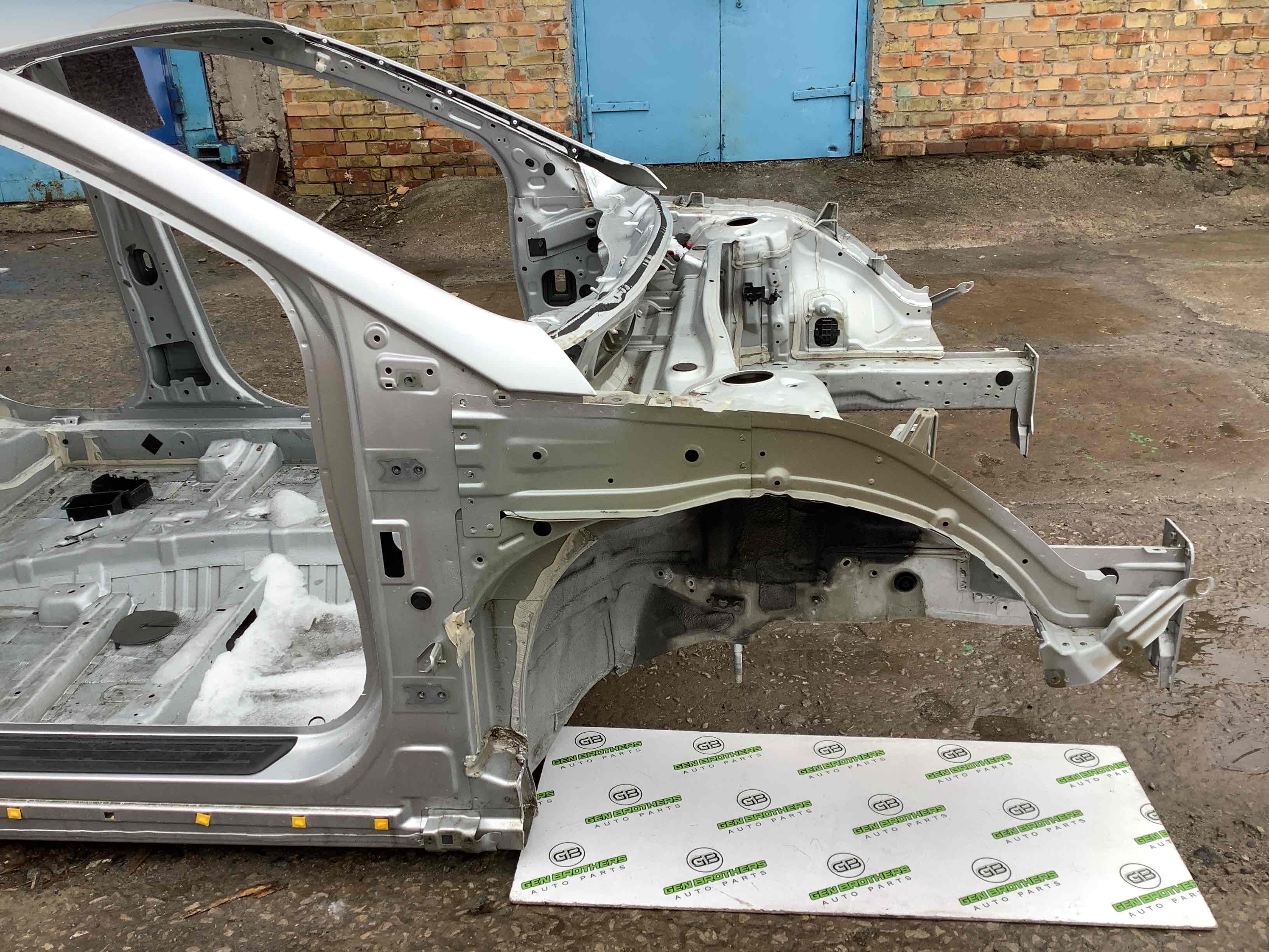 Чверть передня права