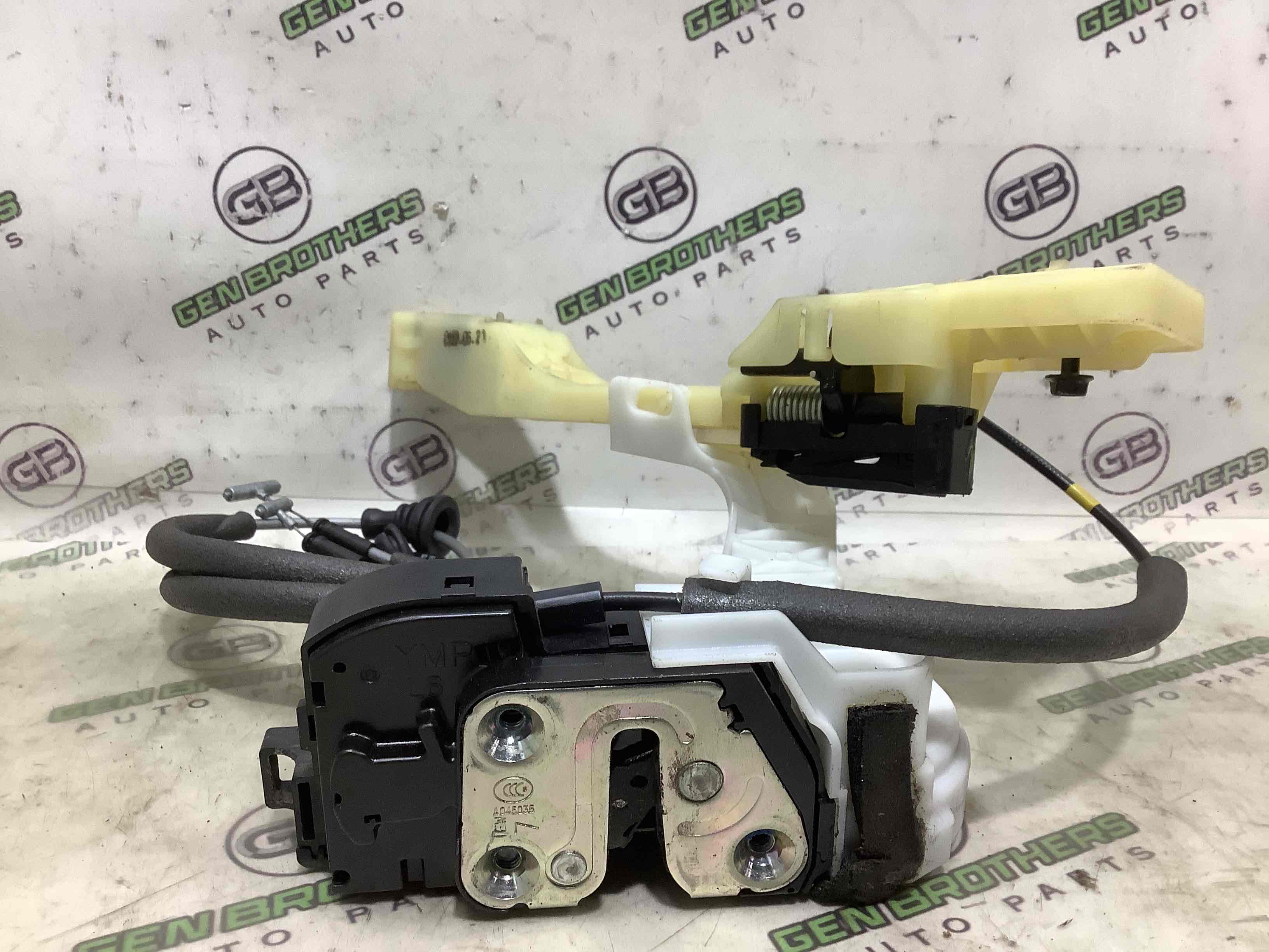 Замок двери задней левой