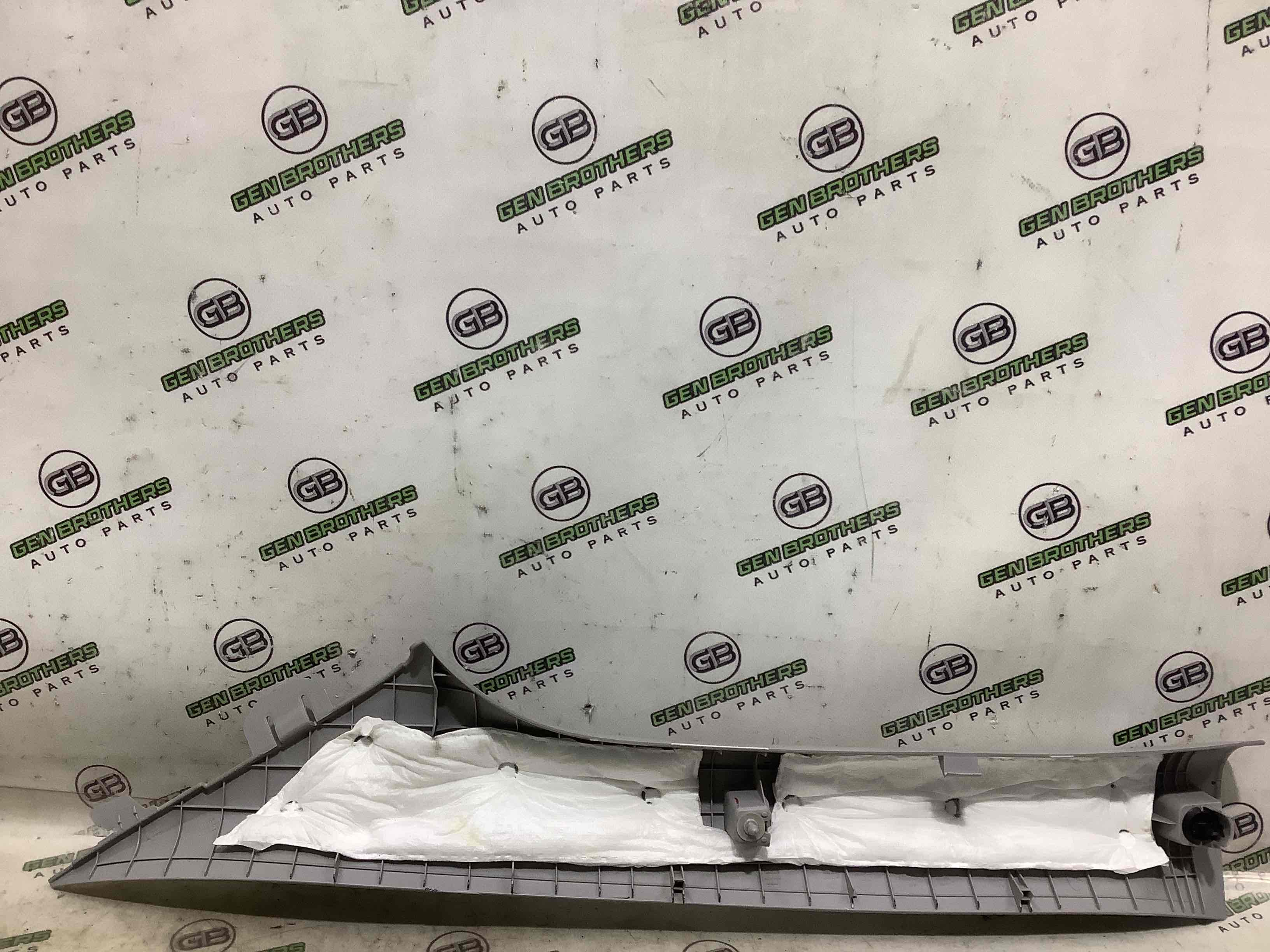 Обшивка передней стойки правая