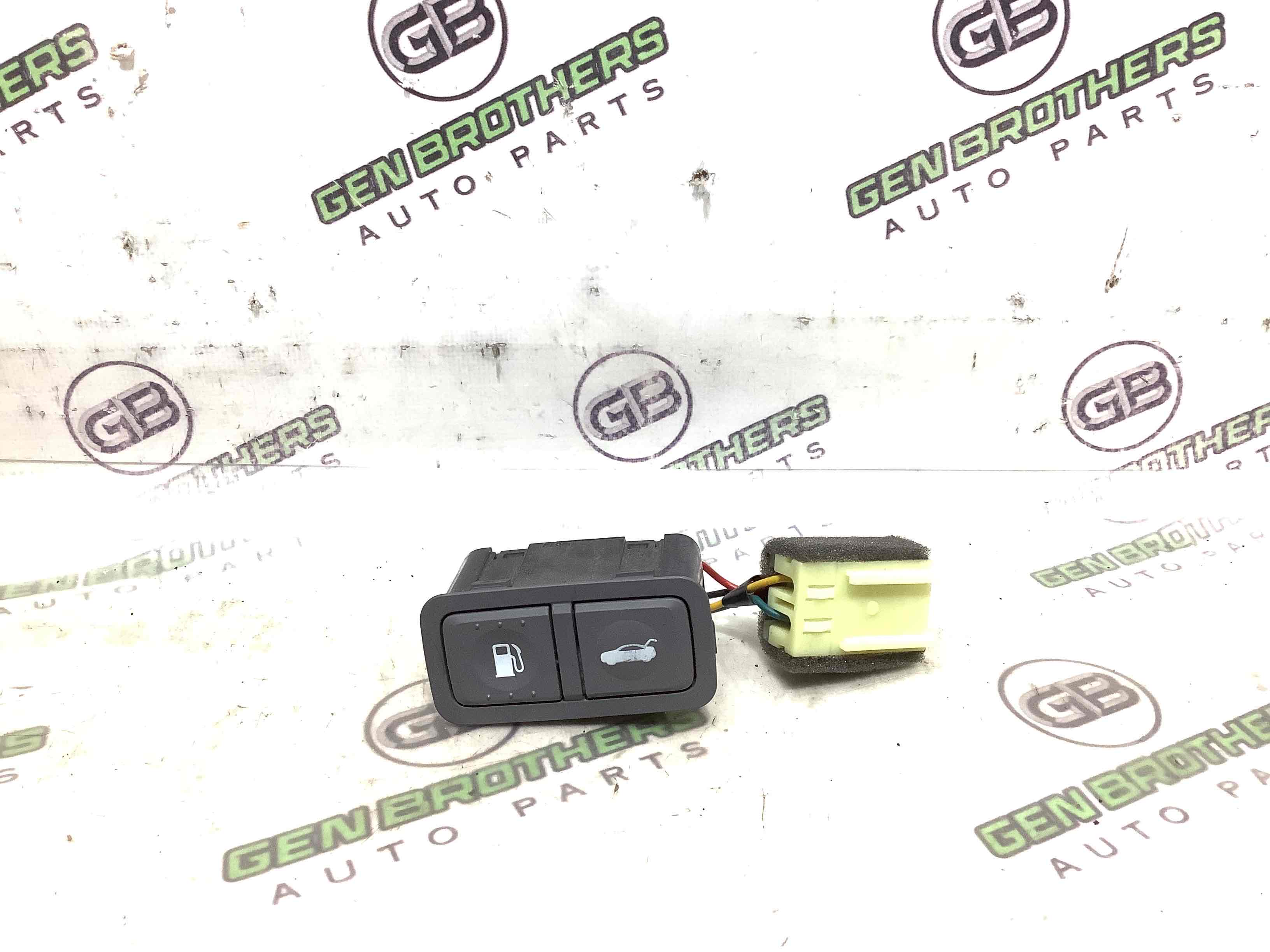 Кнопка открытия лючка бензобака