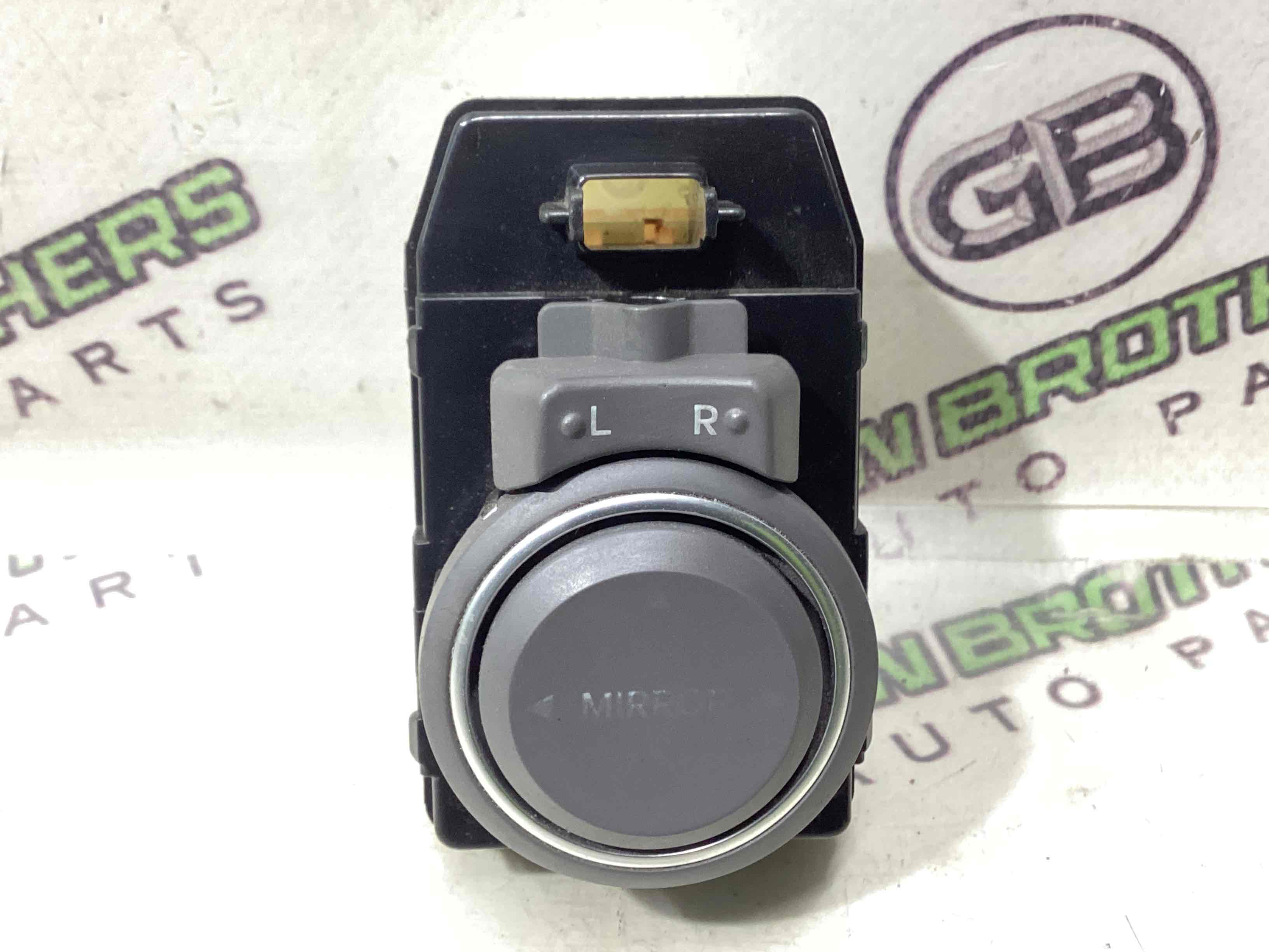 Кнопка регулировки зеркал