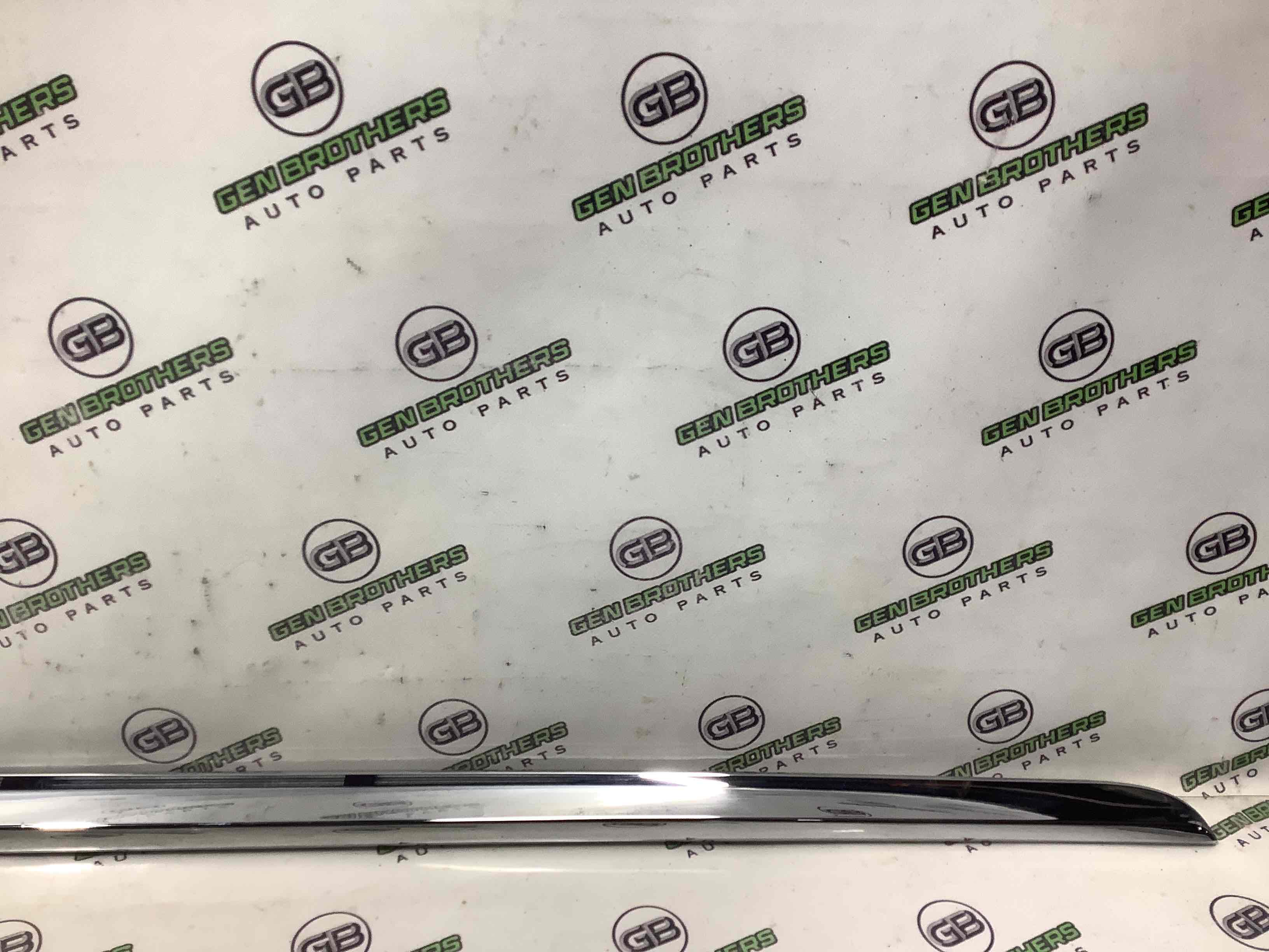 Молдинг двери передней левой