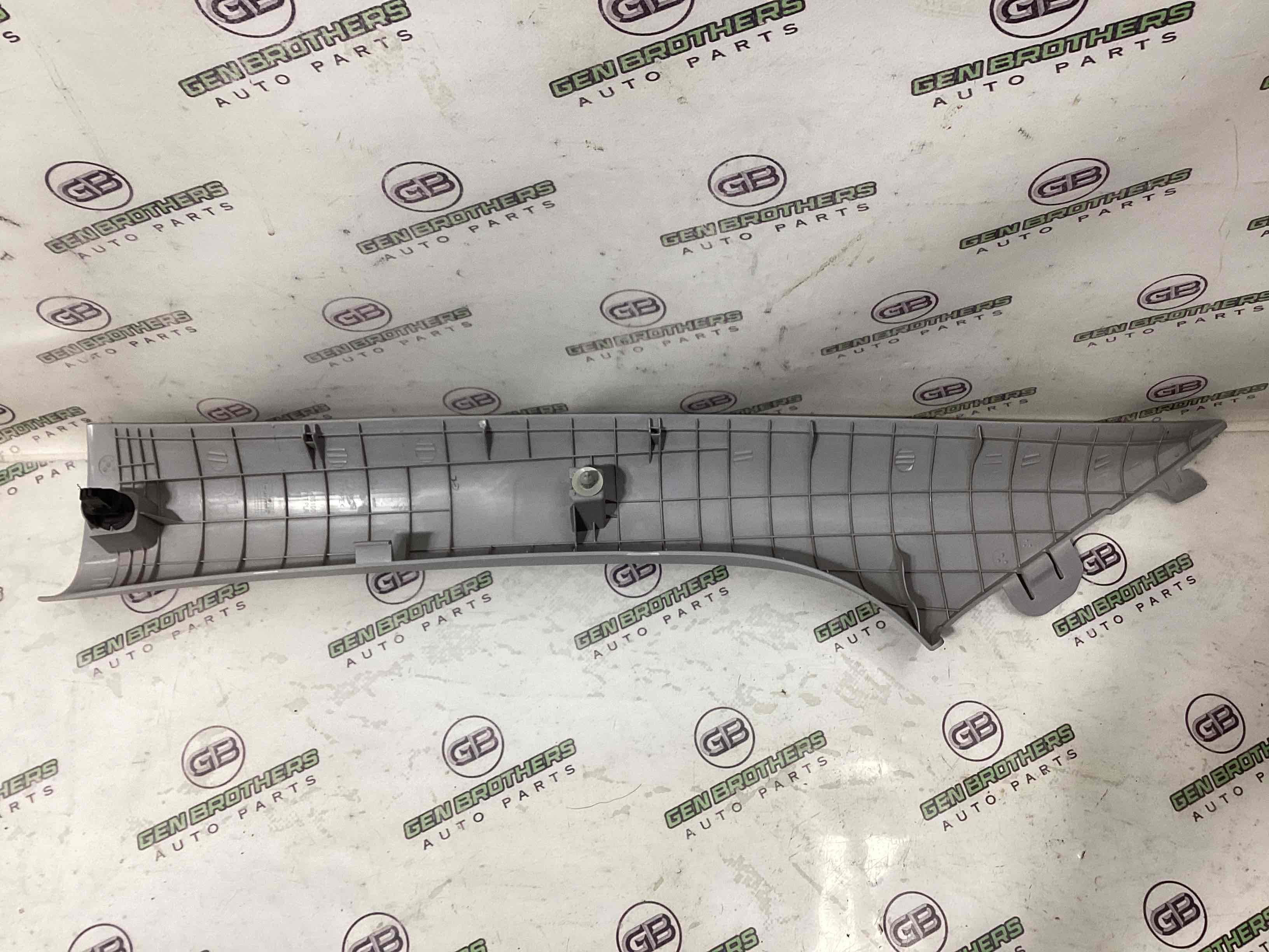 Обшивка передней стойки правая