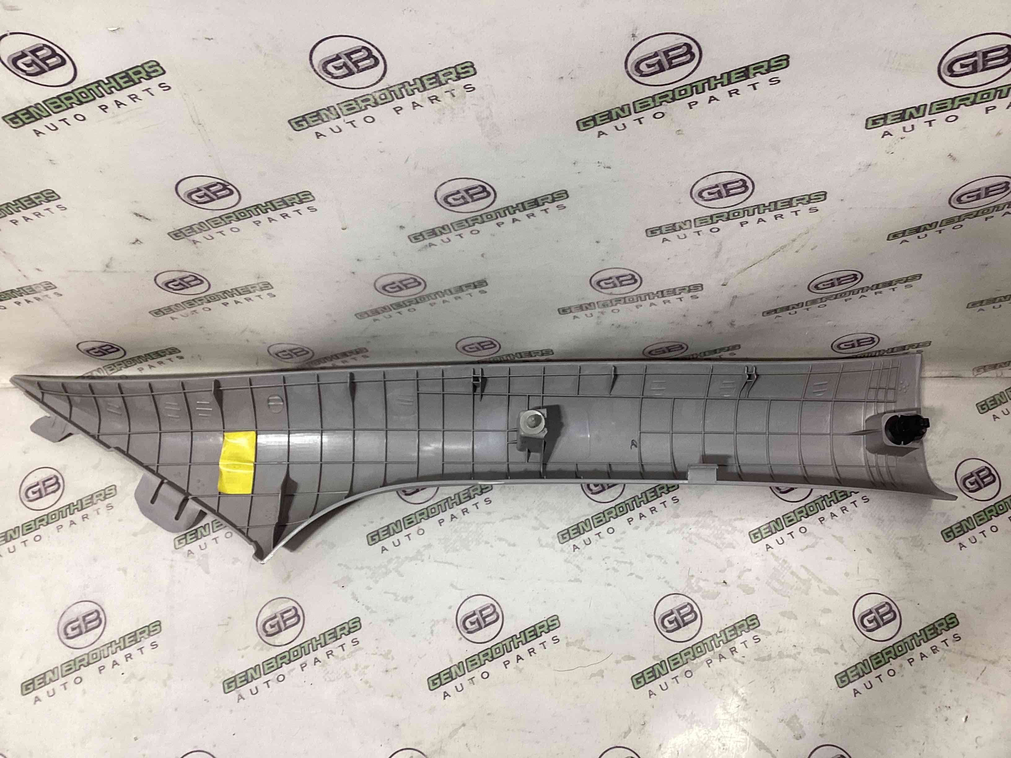 Обшивка передней стойки левая