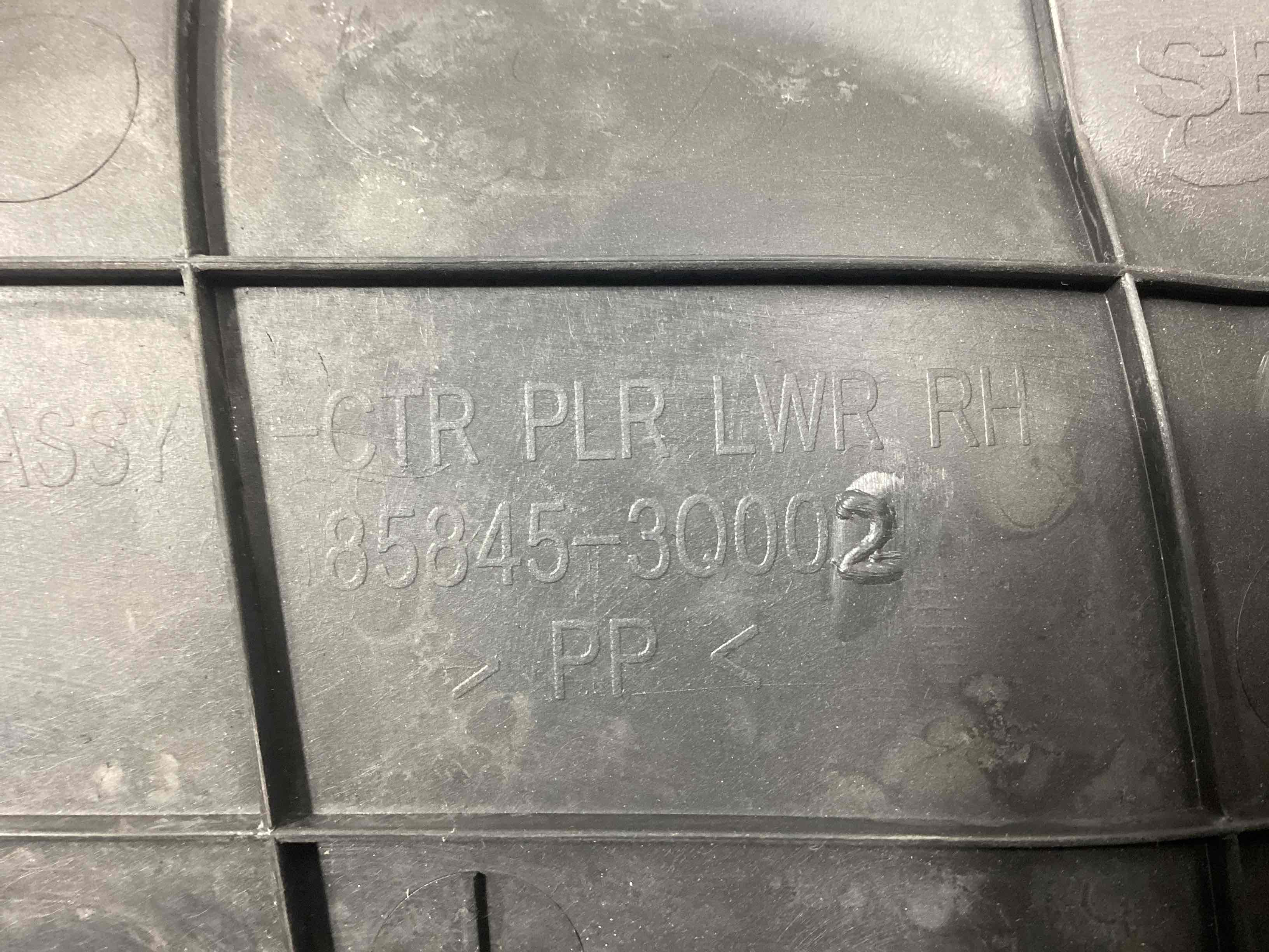 Обшивка центральной стойки правая