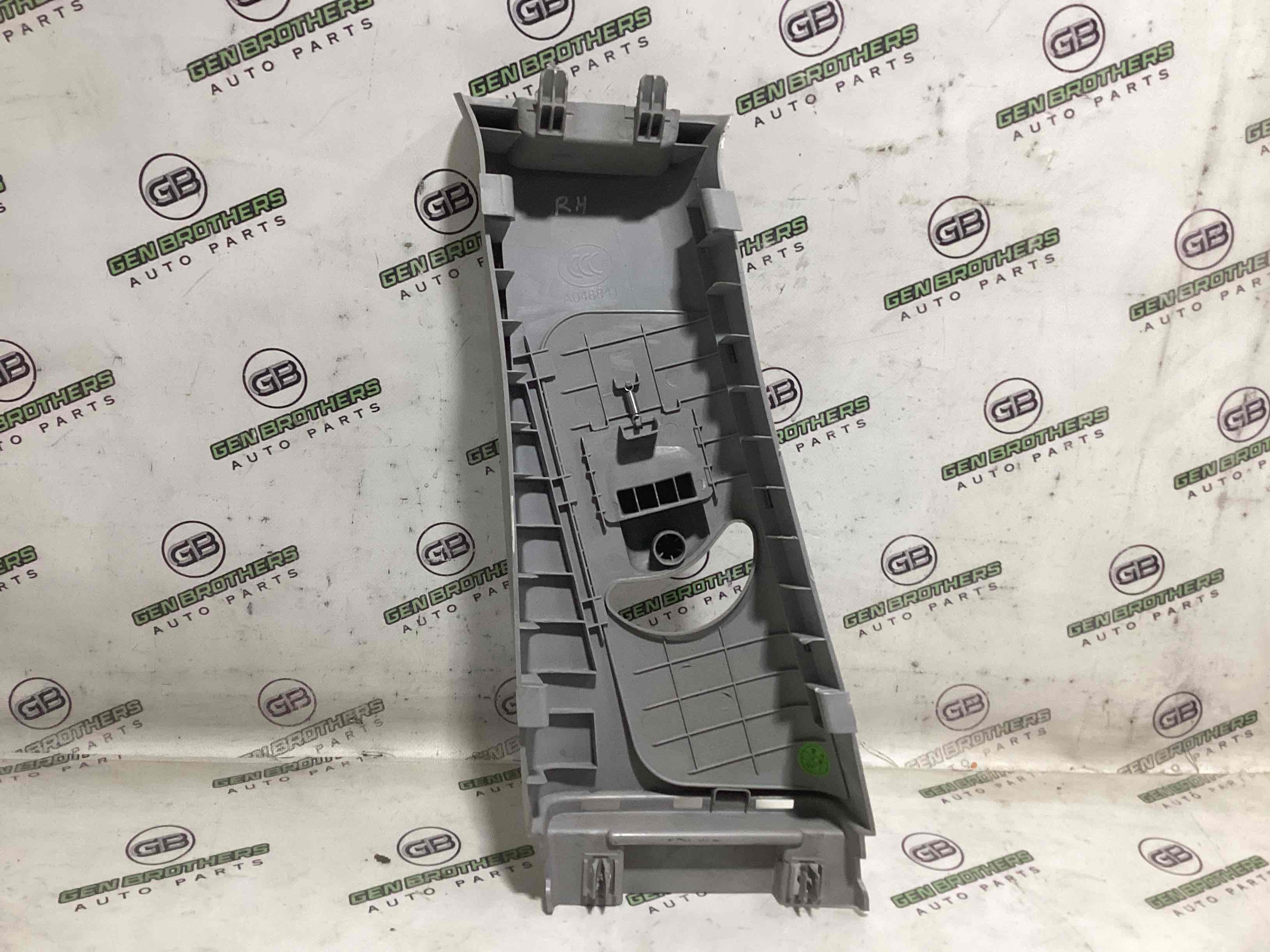 Обшивка центральной стойки правая