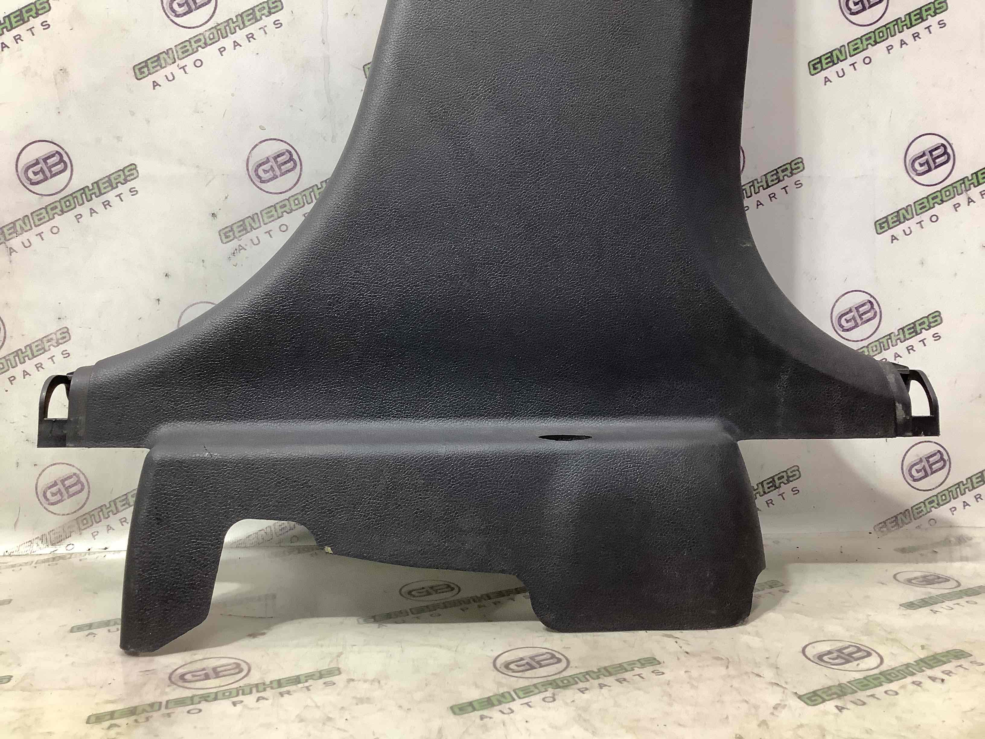 Обшивка центральной стойки правая