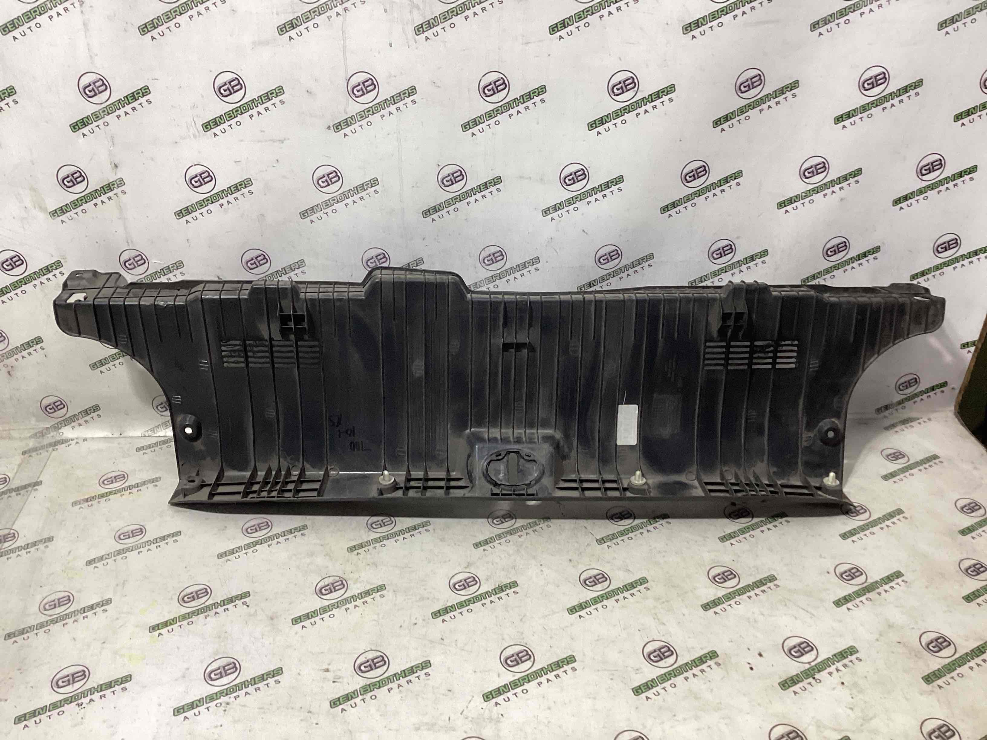 Обшивка крышки багажника