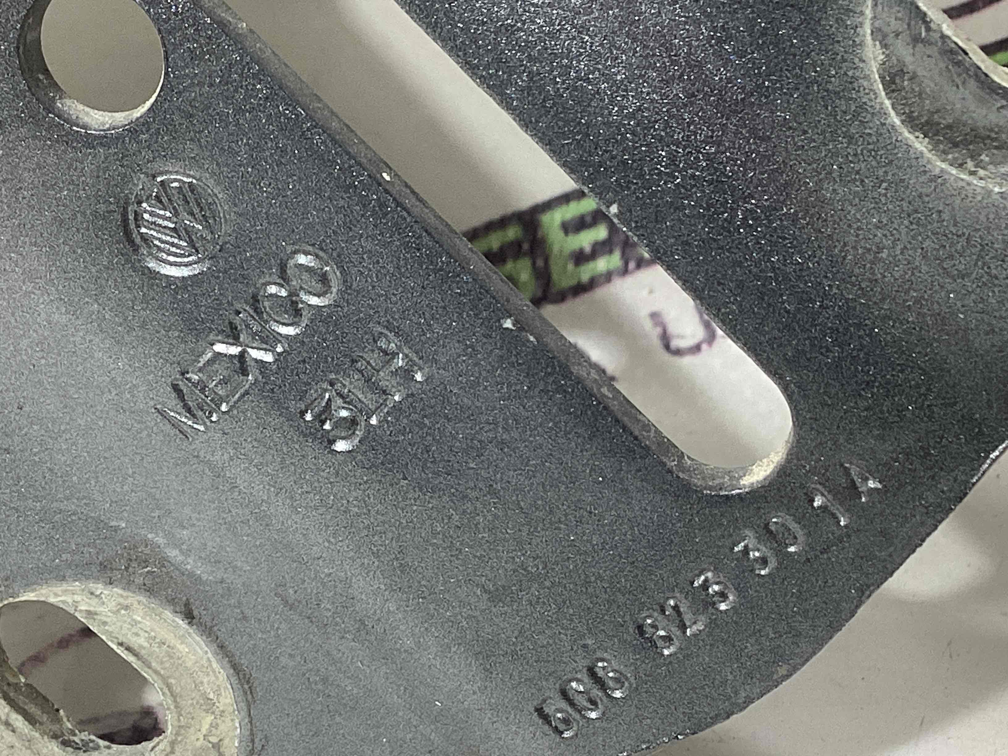 Петля капота, кронштейн капота