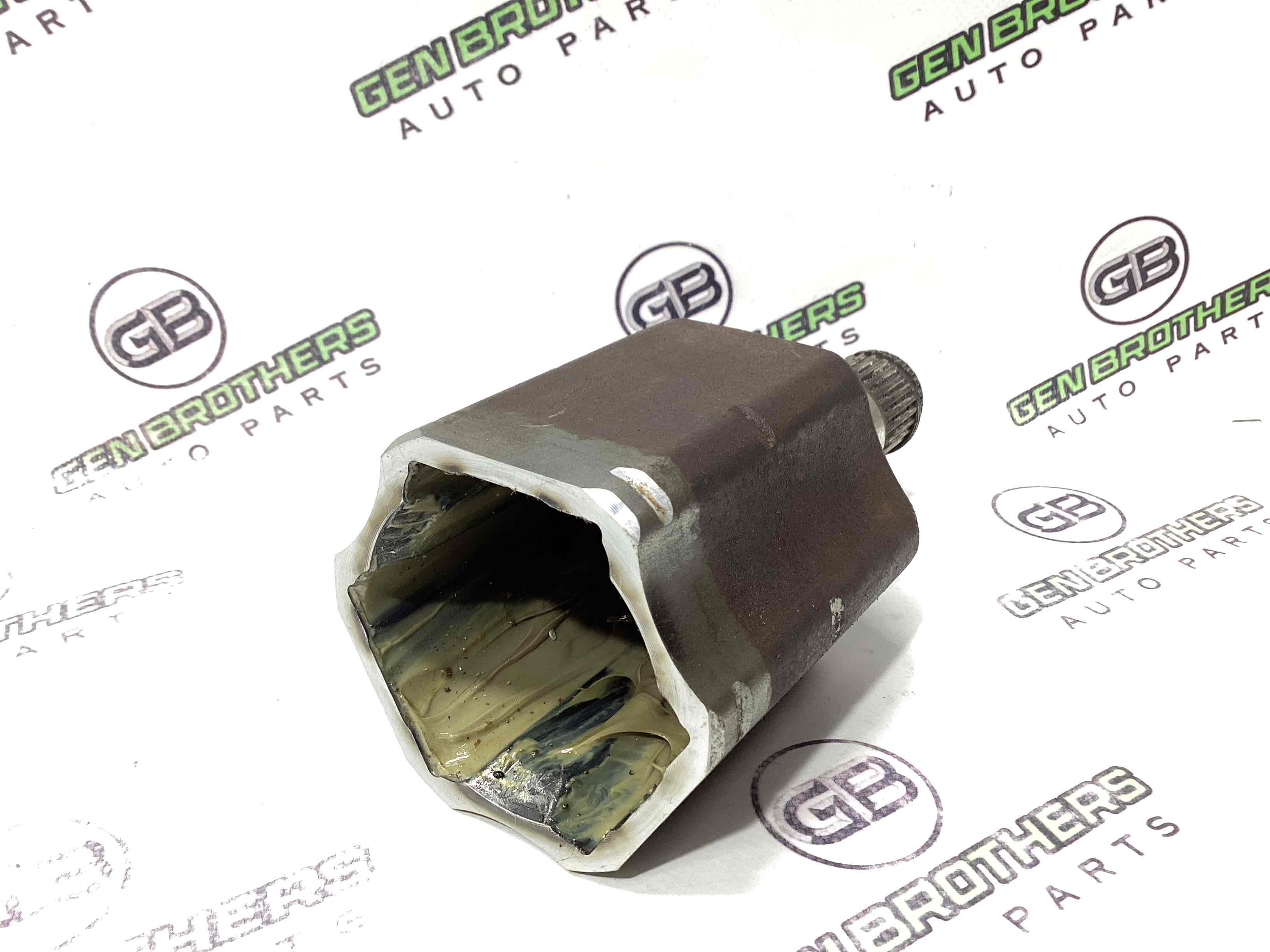 Піввісь передня права (привідний вал, ШРУС)