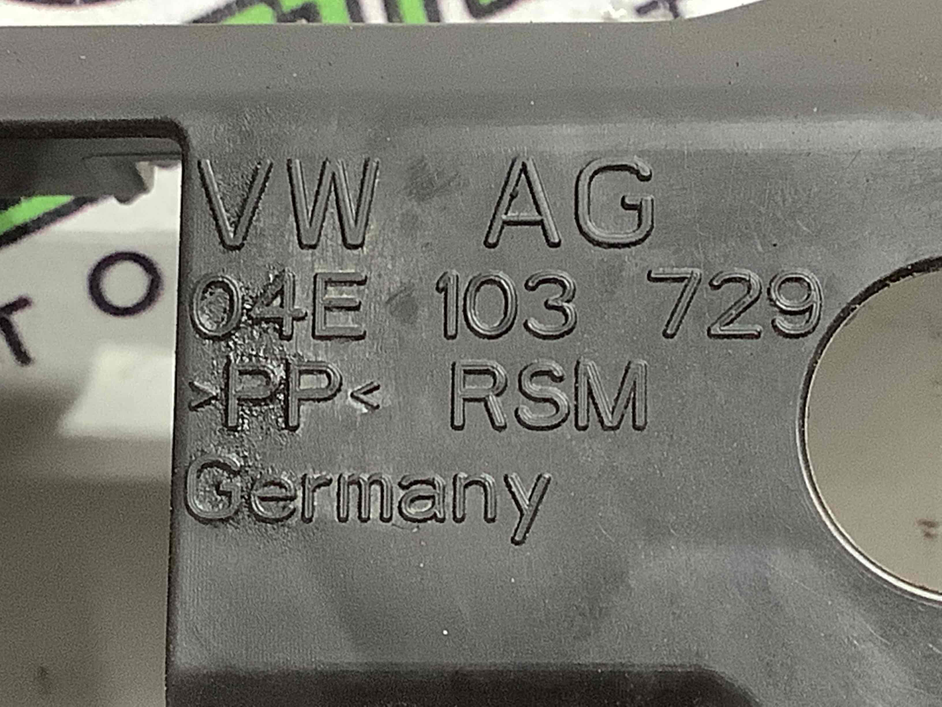 Пластик моторного відсіку