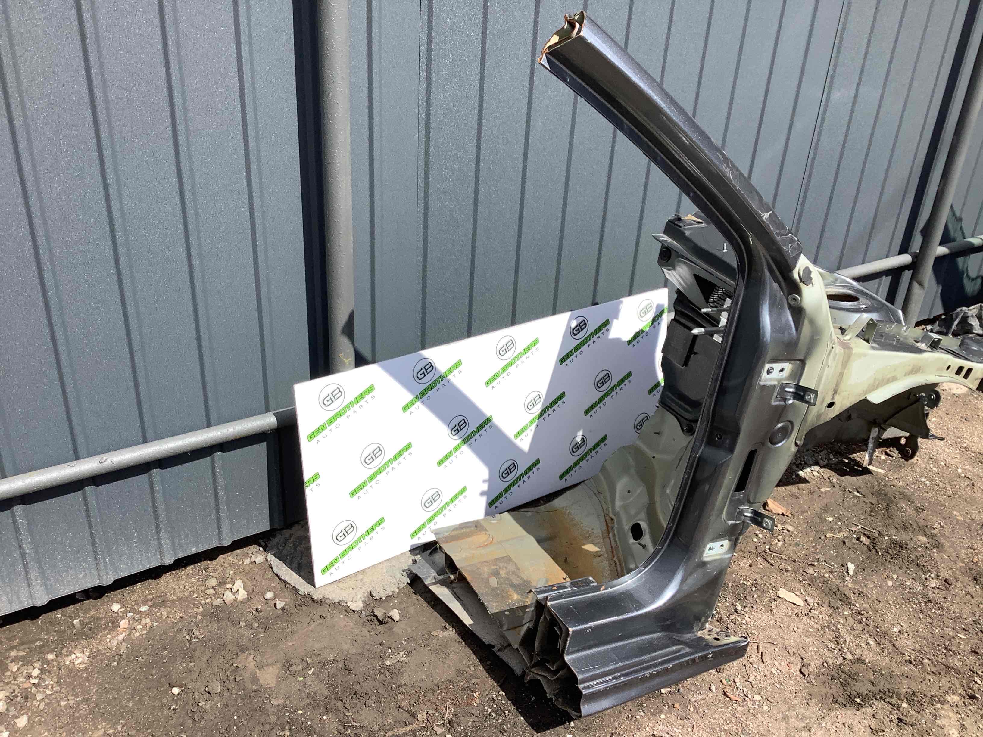 Чверть передня права