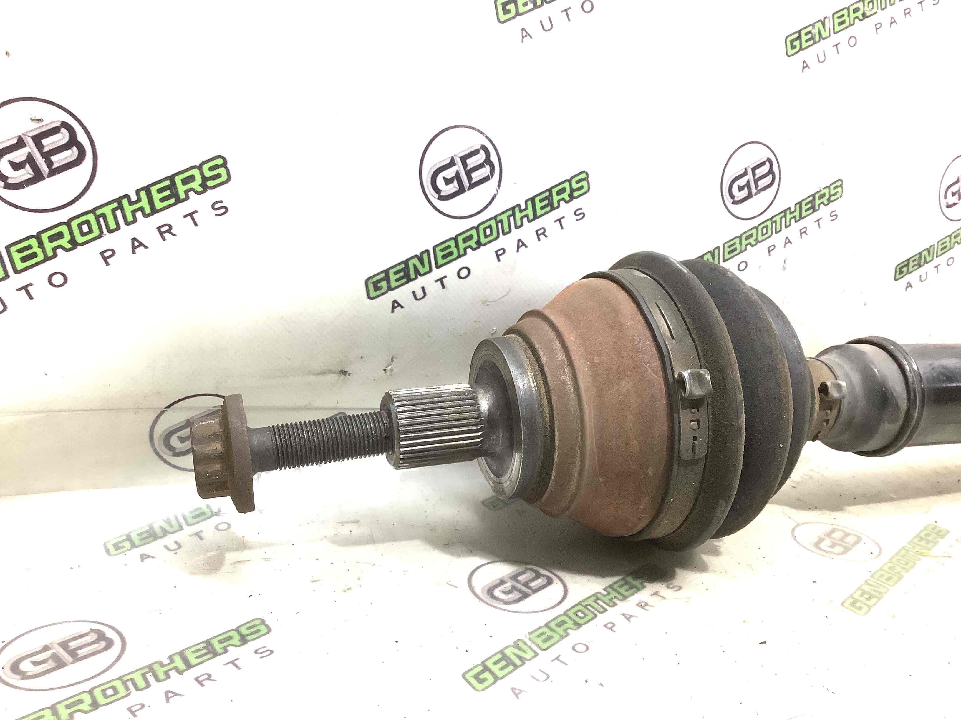 Піввісь передня права (привідний вал, ШРУС)