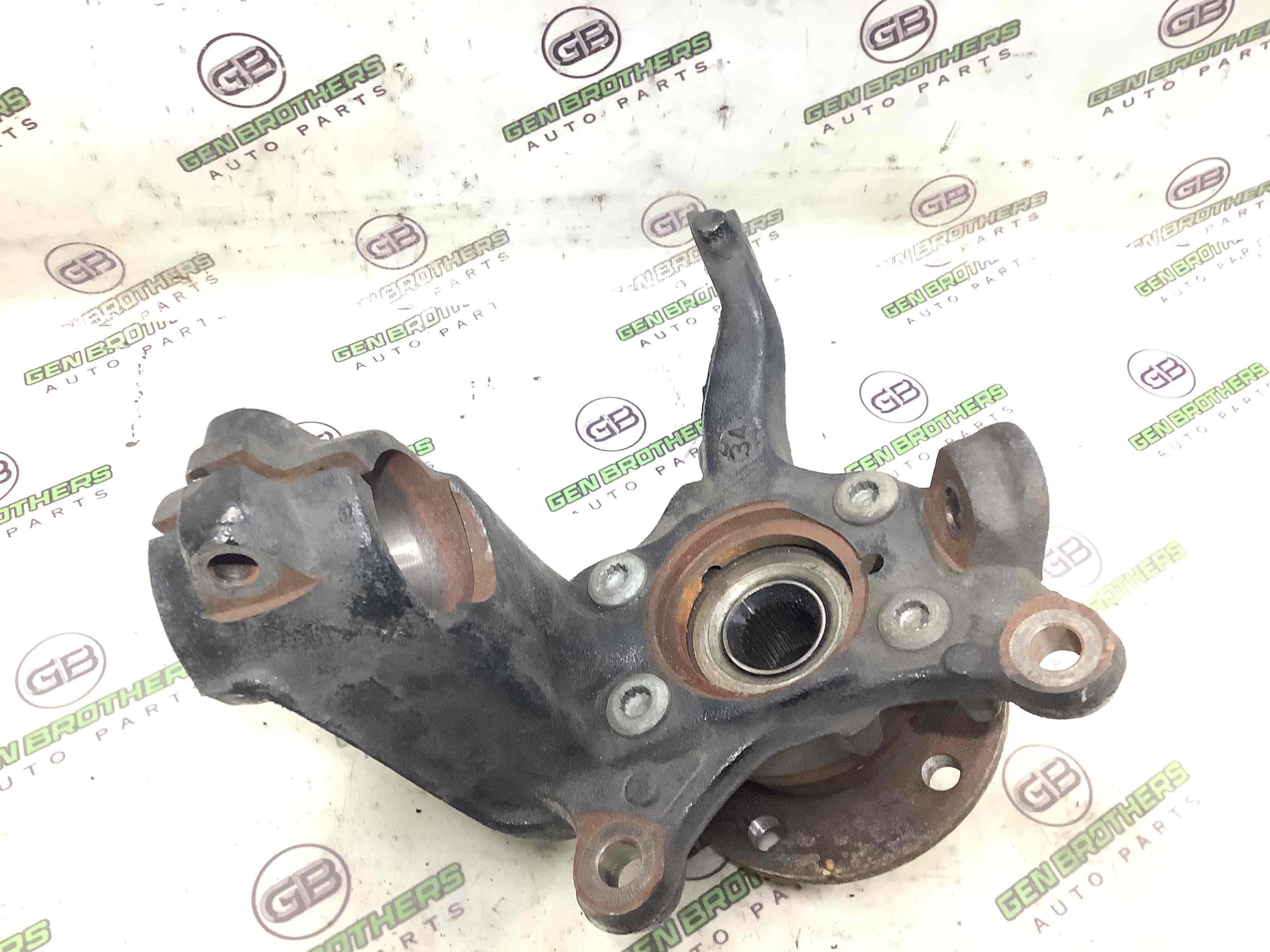 Кулак поворотний правий