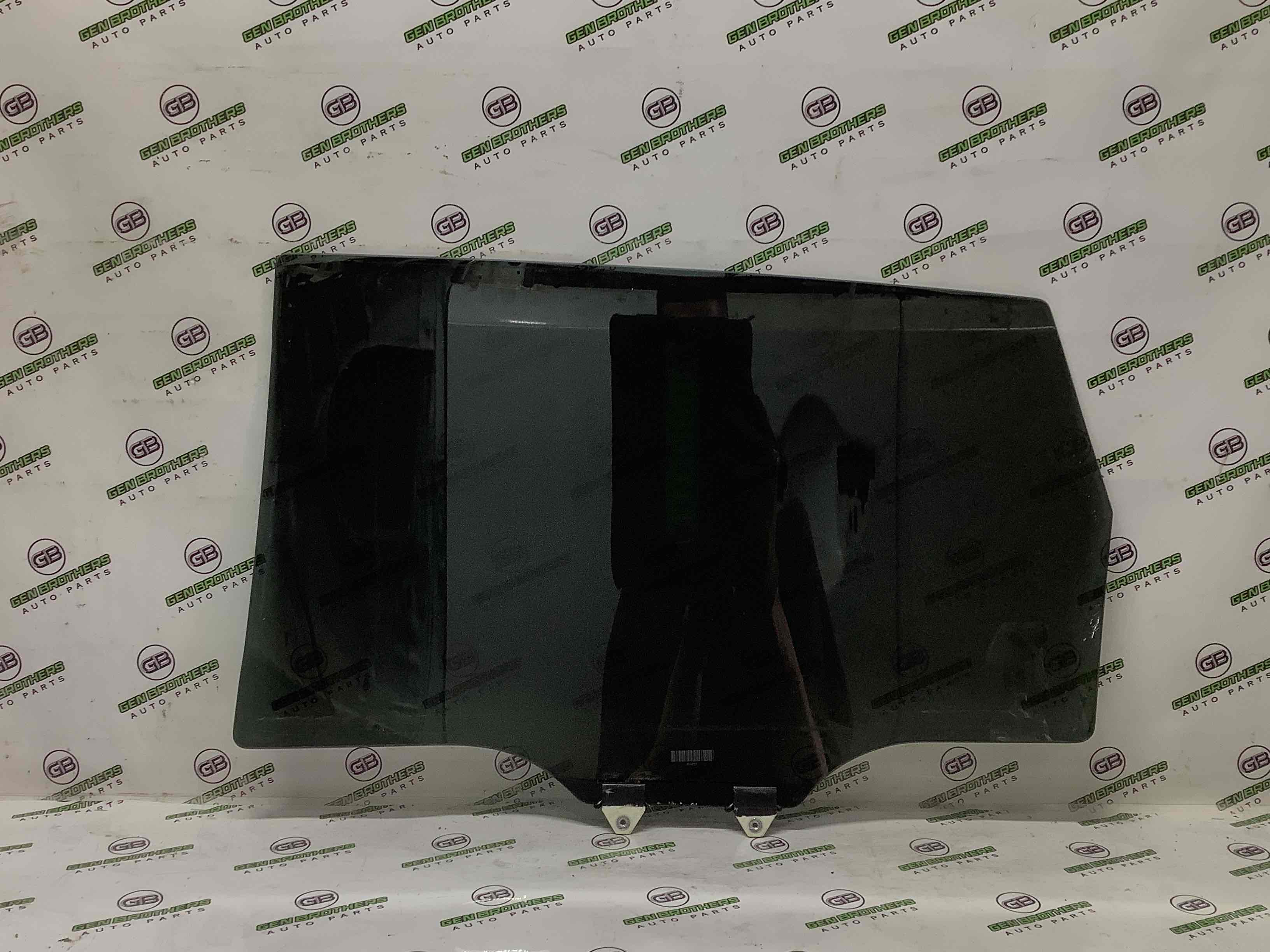 Скло заднє праве