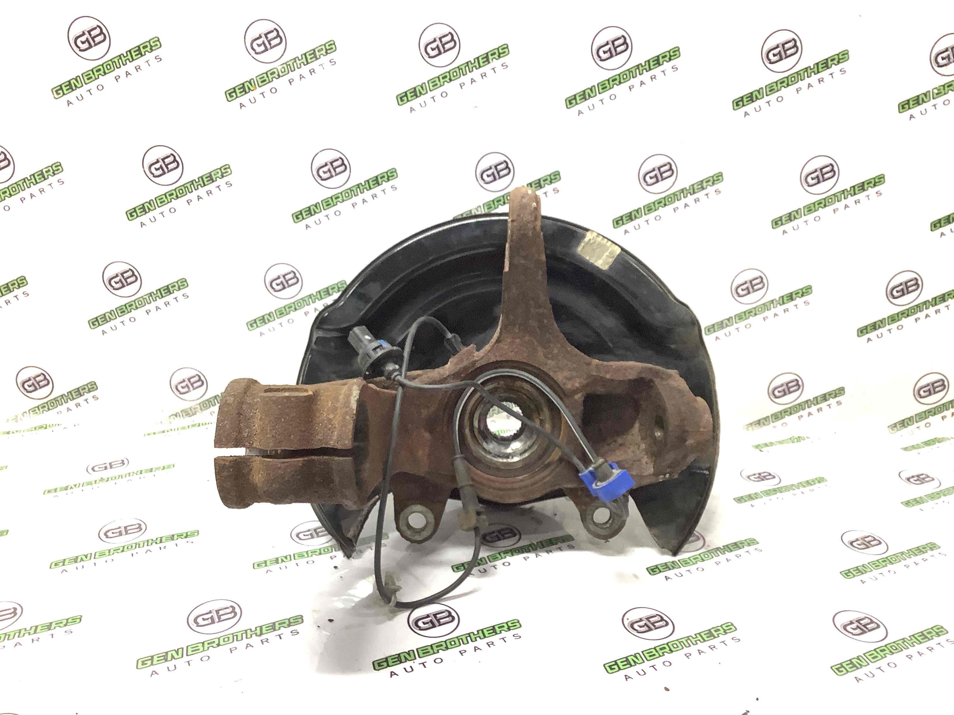 Кулак поворотний правий