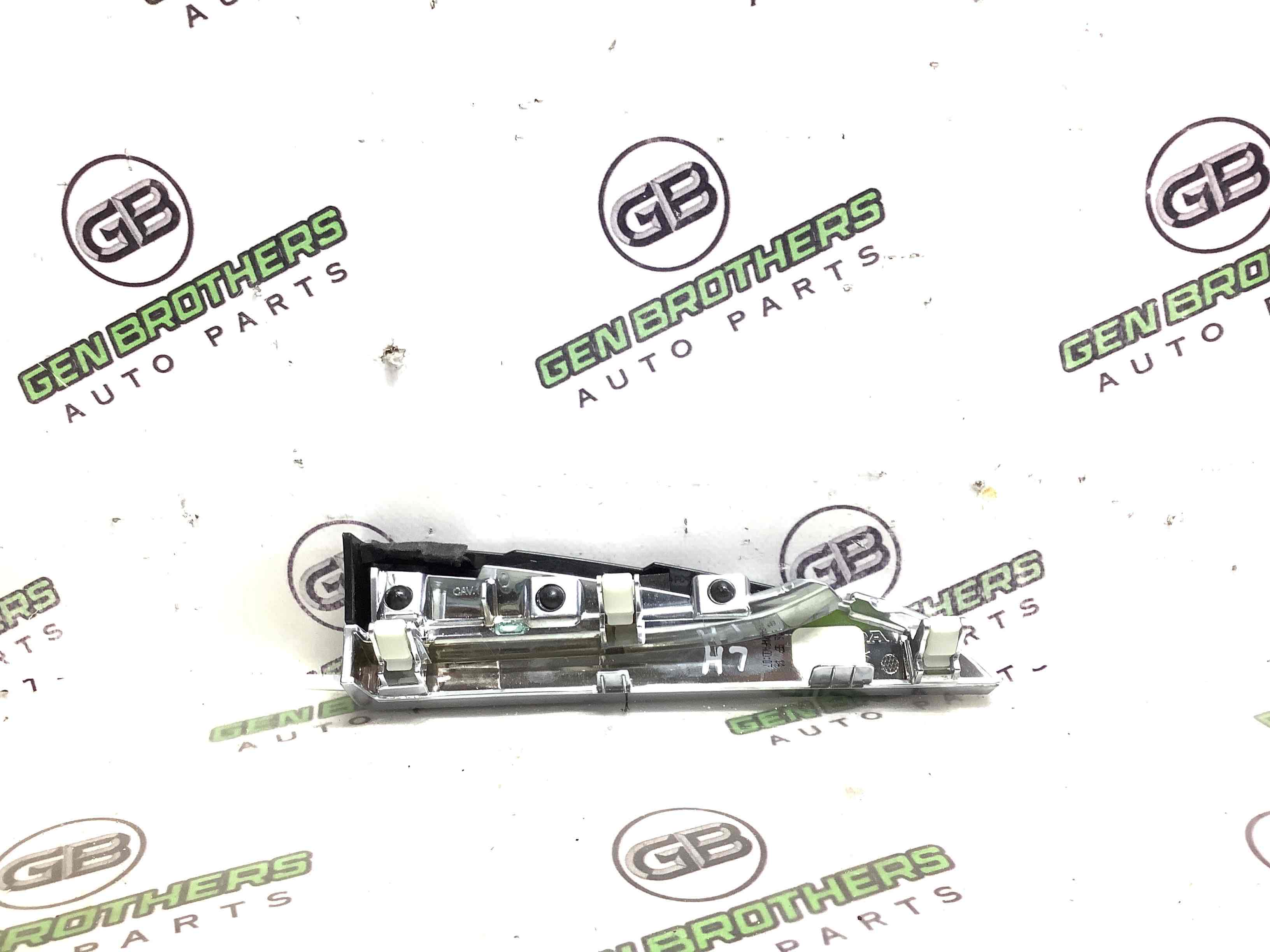 Обшивка панелі приладів торпедо