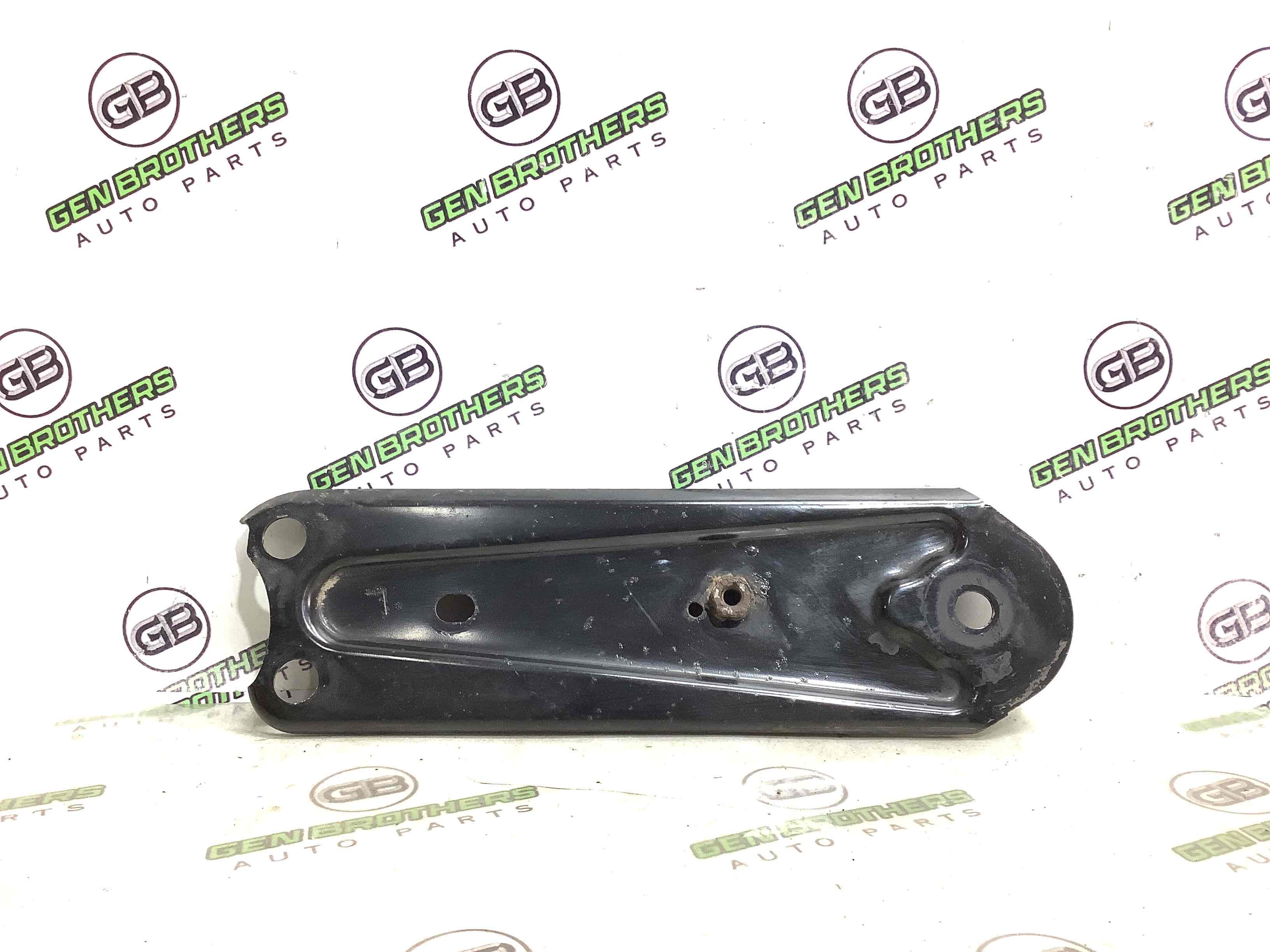 Кронштейн заднього підрамника