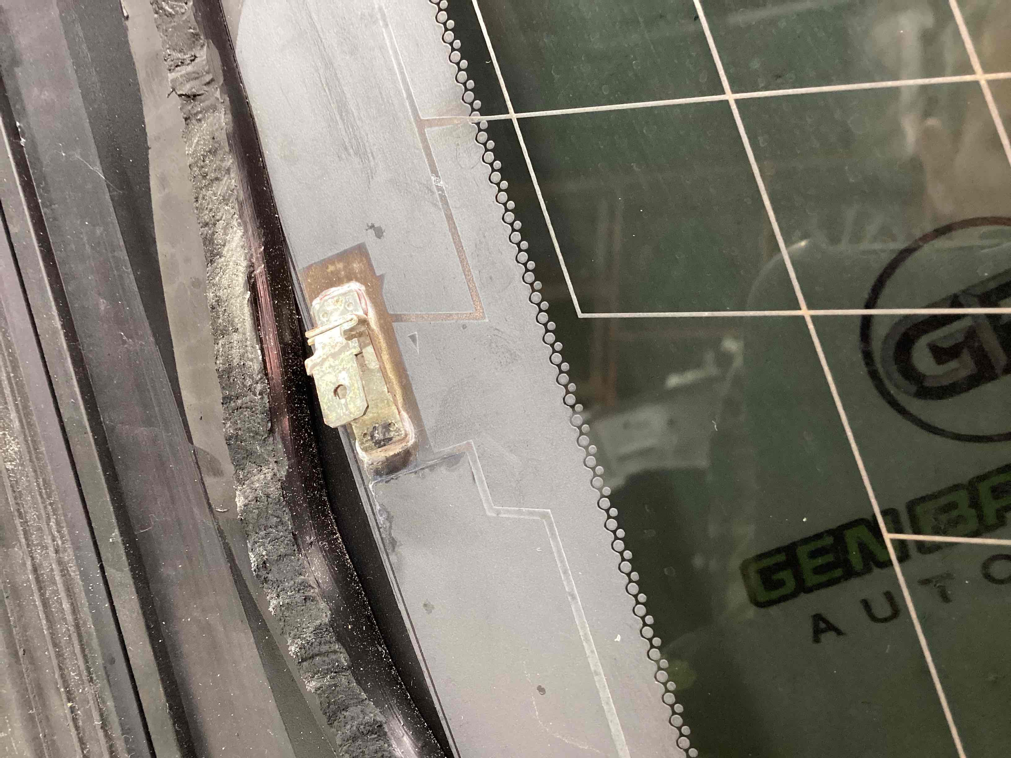 Скло кузовне бічне праве