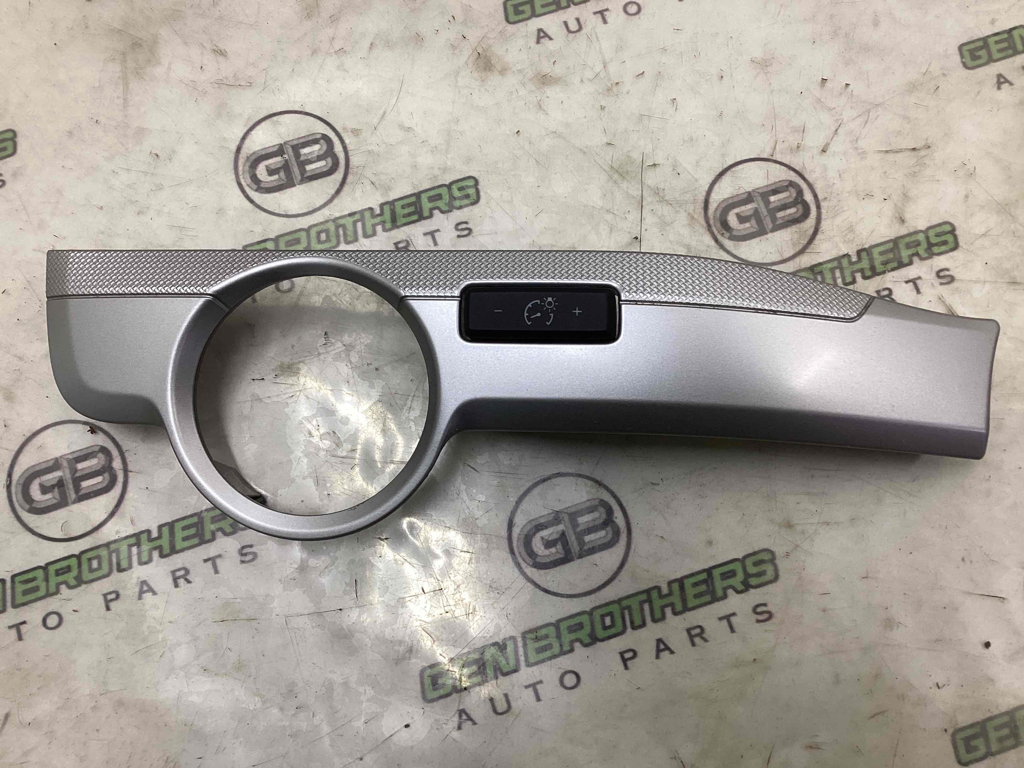 Обшивка панелі приладів торпедо