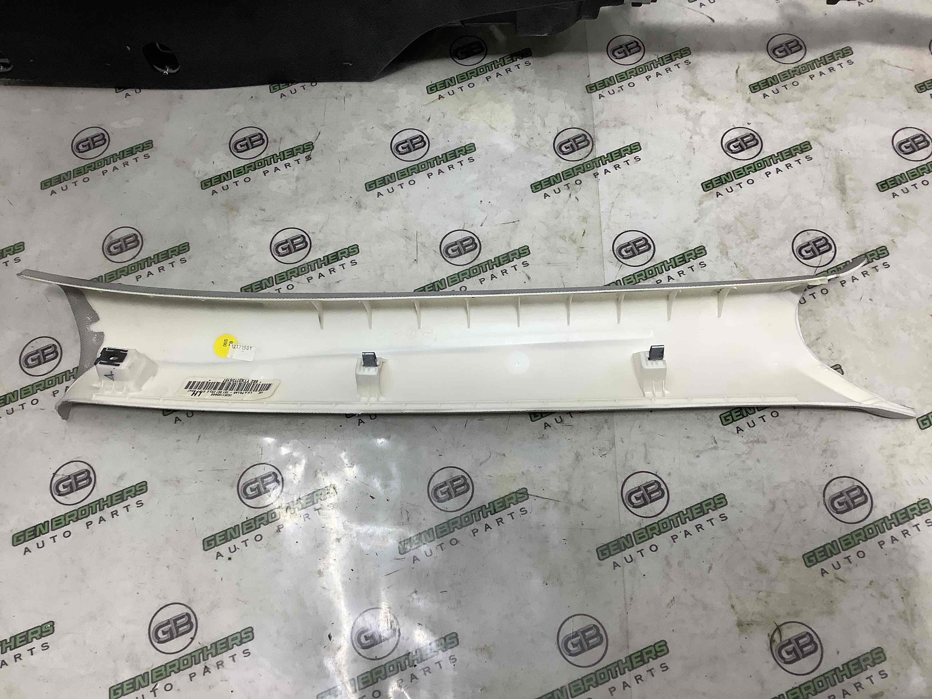 Обшивка передньої стійки ліва