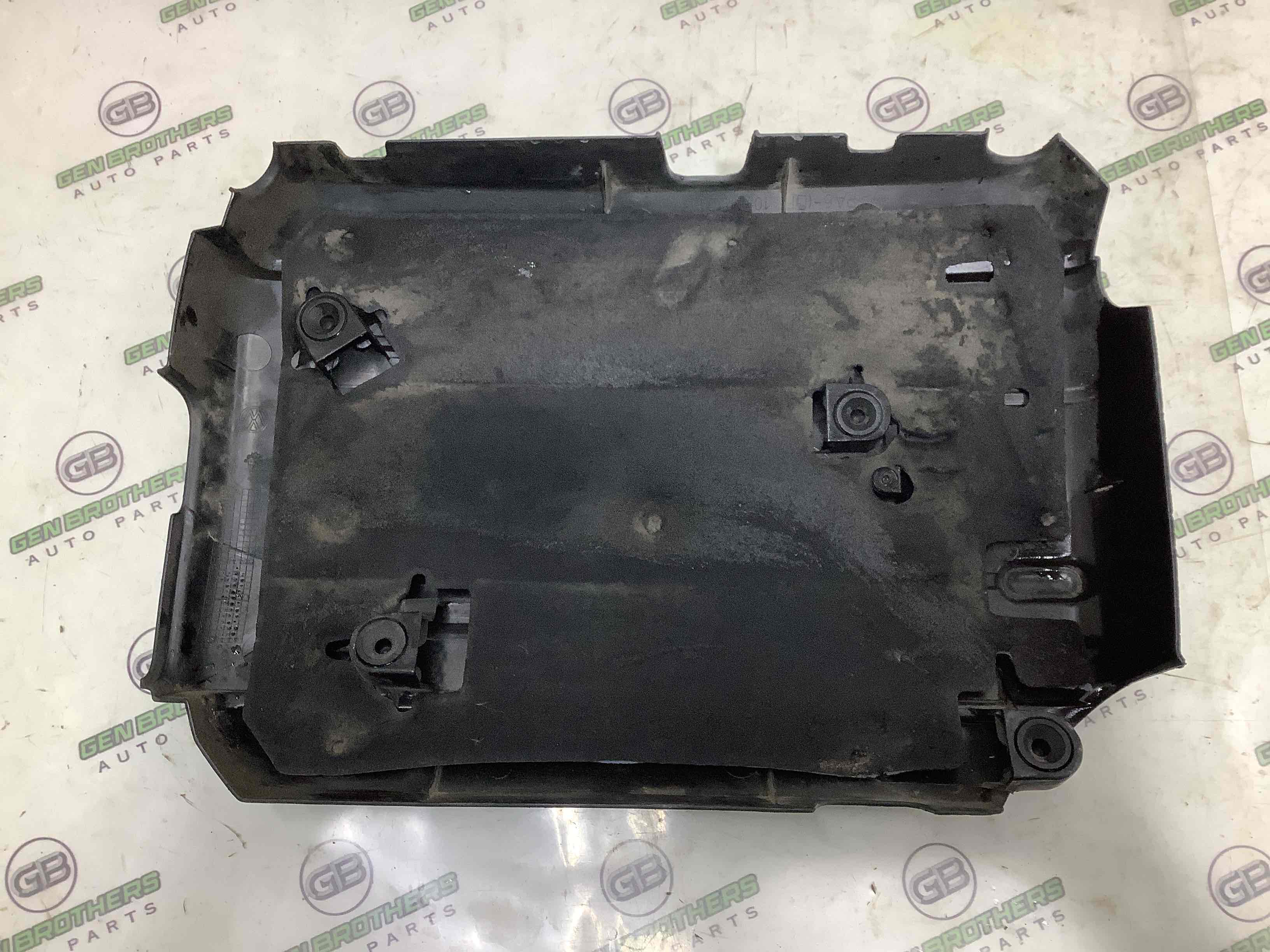 Кришка двигуна декоративна