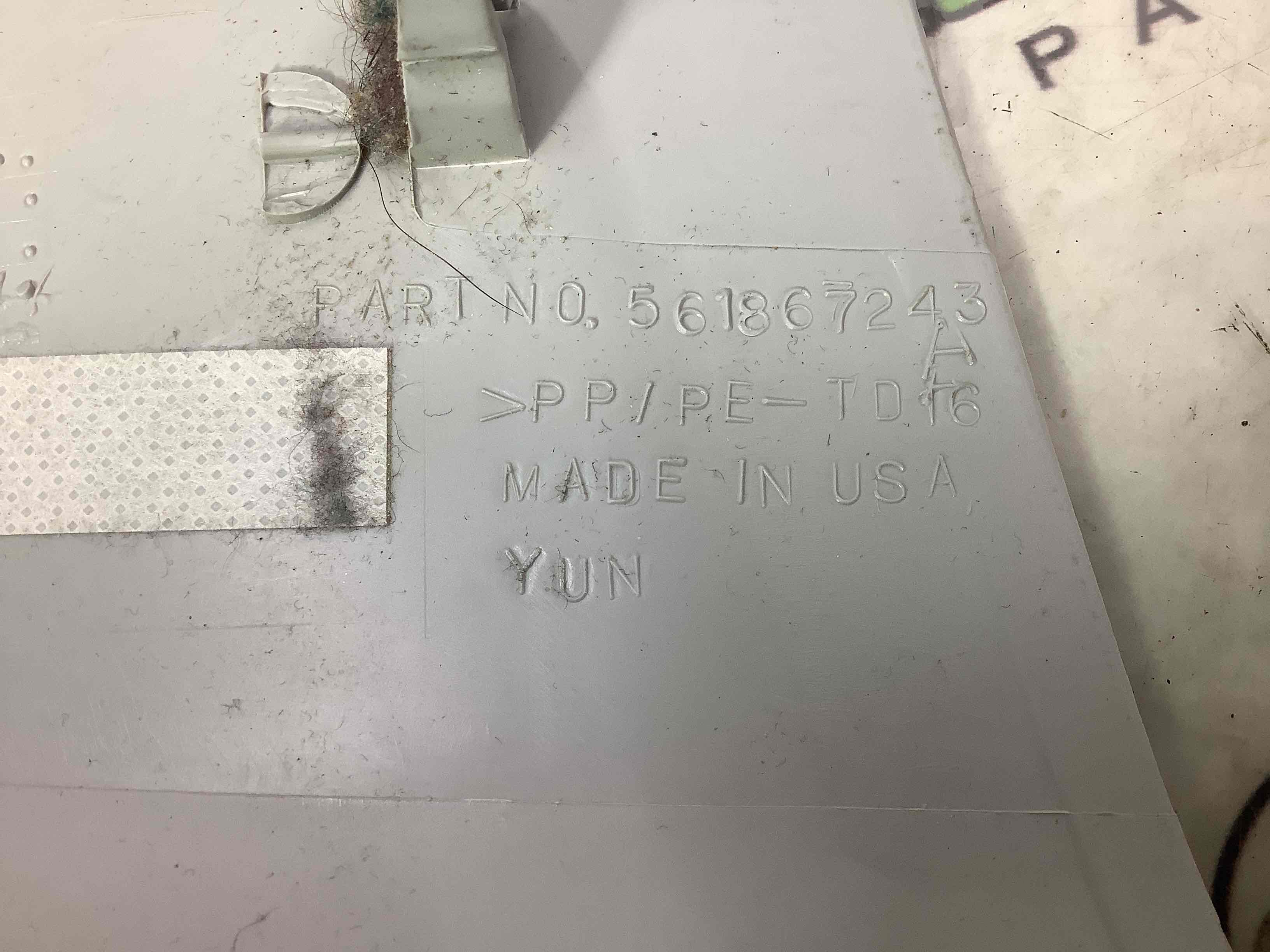 Обшивка центральної стійки ліва